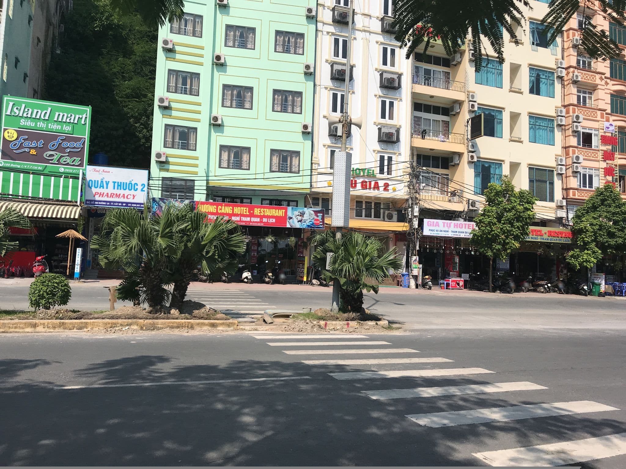 Street view near Thu Ha Hotel, Cát Bà — © nigelramsay (CC BY-SA · Mapillary)
