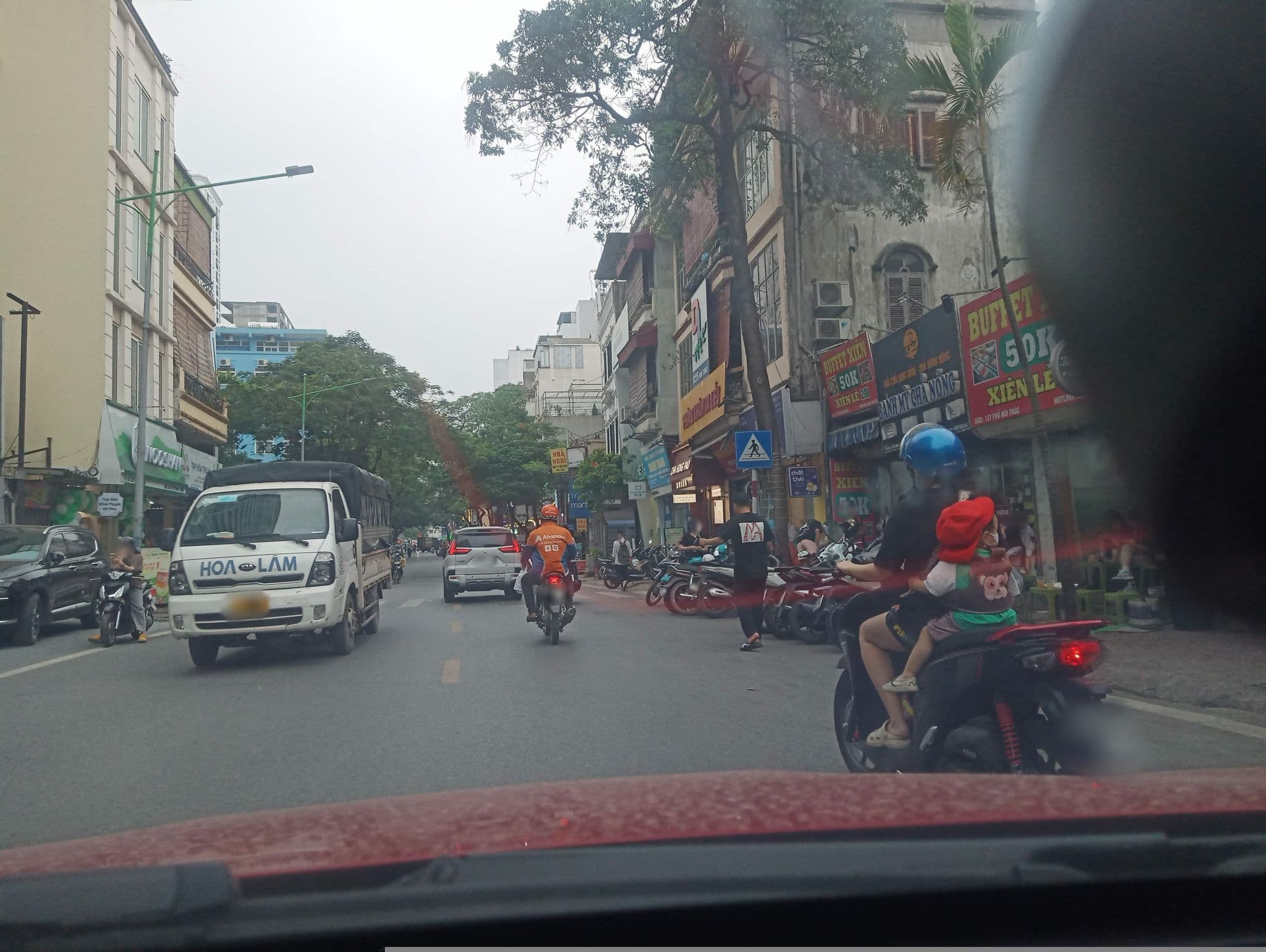 Street view near Toà nhà Lancaster, Ô Chợ Dừa — © hn_front_1 (CC BY-SA · Mapillary)