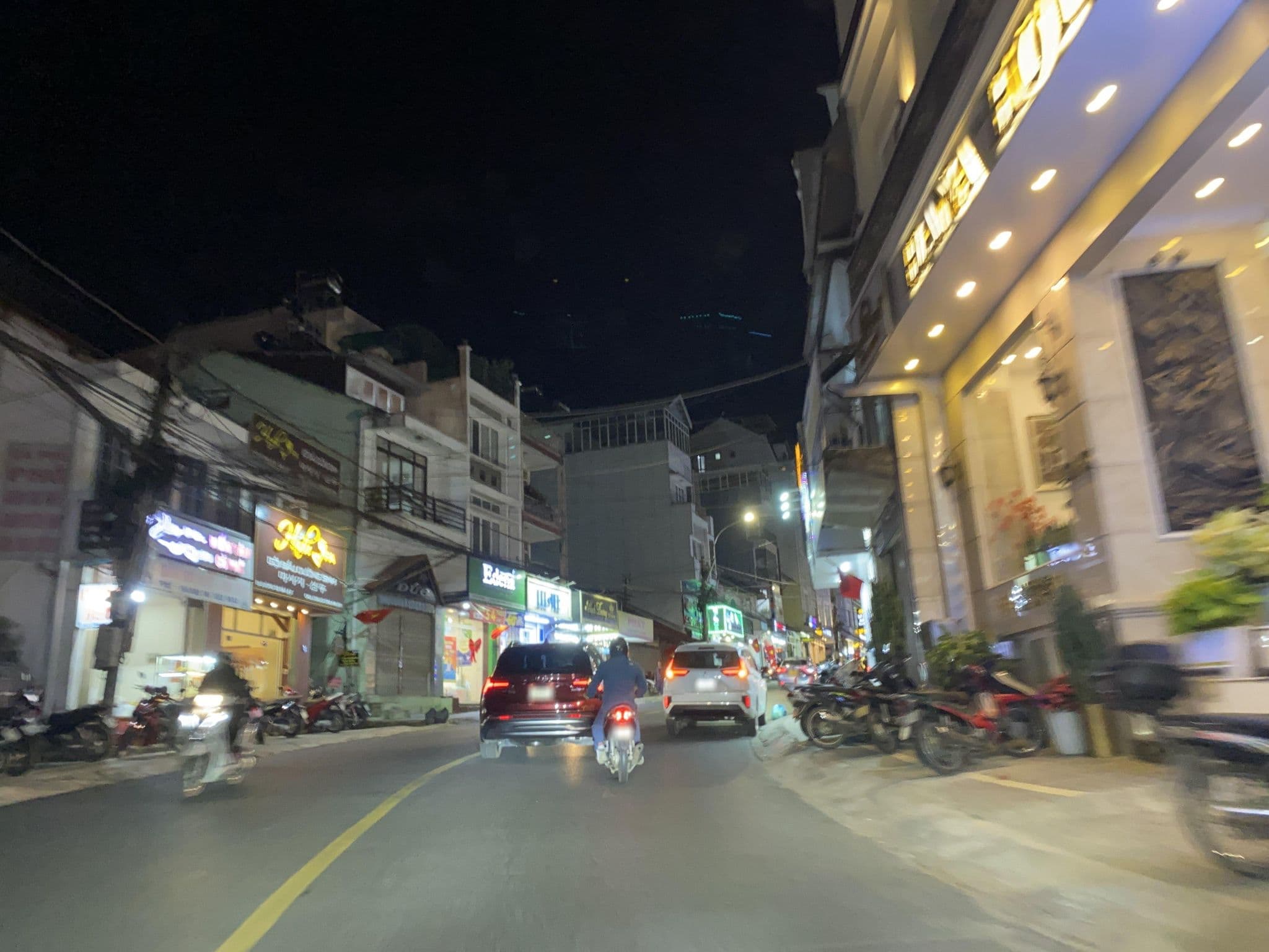 Street view near Hải Quyên Hotel, Ðà Lạt — © DriveWithHoang (CC BY-SA · Mapillary)