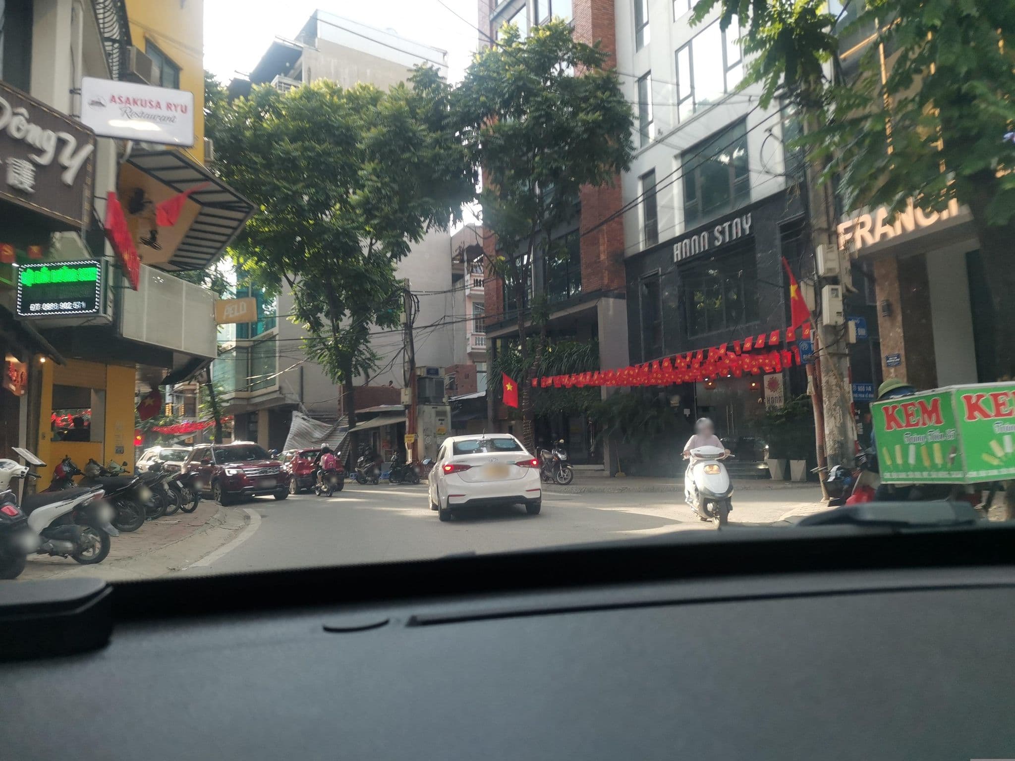 Street view near Khách Sạn Hana, Cầu Giấy — © hn_left_2 (CC BY-SA · Mapillary)