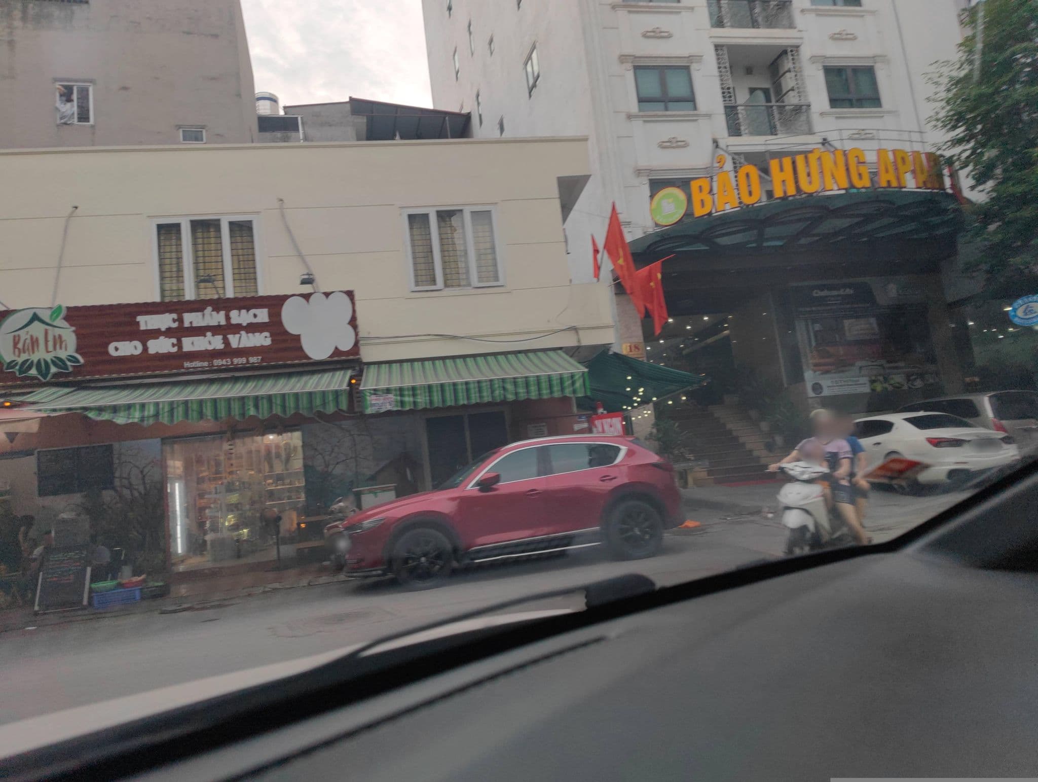 Street view near Khách Sạn - Căn Hộ Bảo Hùng, Mai Dịch — © hn_right_2 (CC BY-SA · Mapillary)