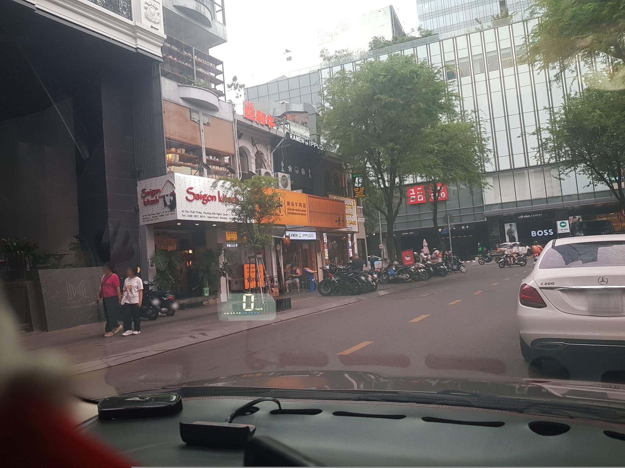 Street view near Khách Sạn M Sài Gòn, Quận Bốn