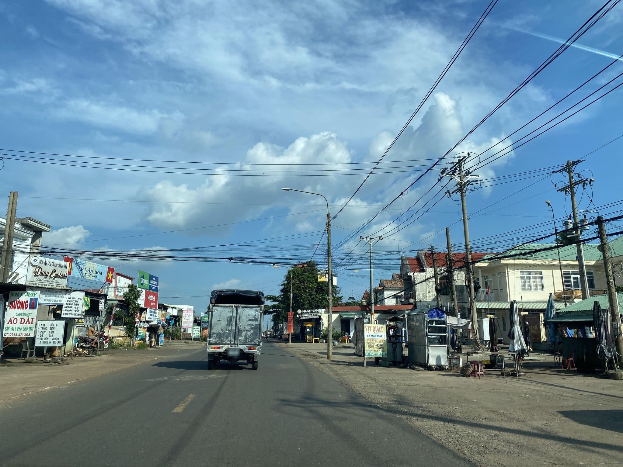 Street view near Huyền Trâm, Ấp Xuân Sơn — © DriveWithHoang (CC BY-SA · Mapillary)