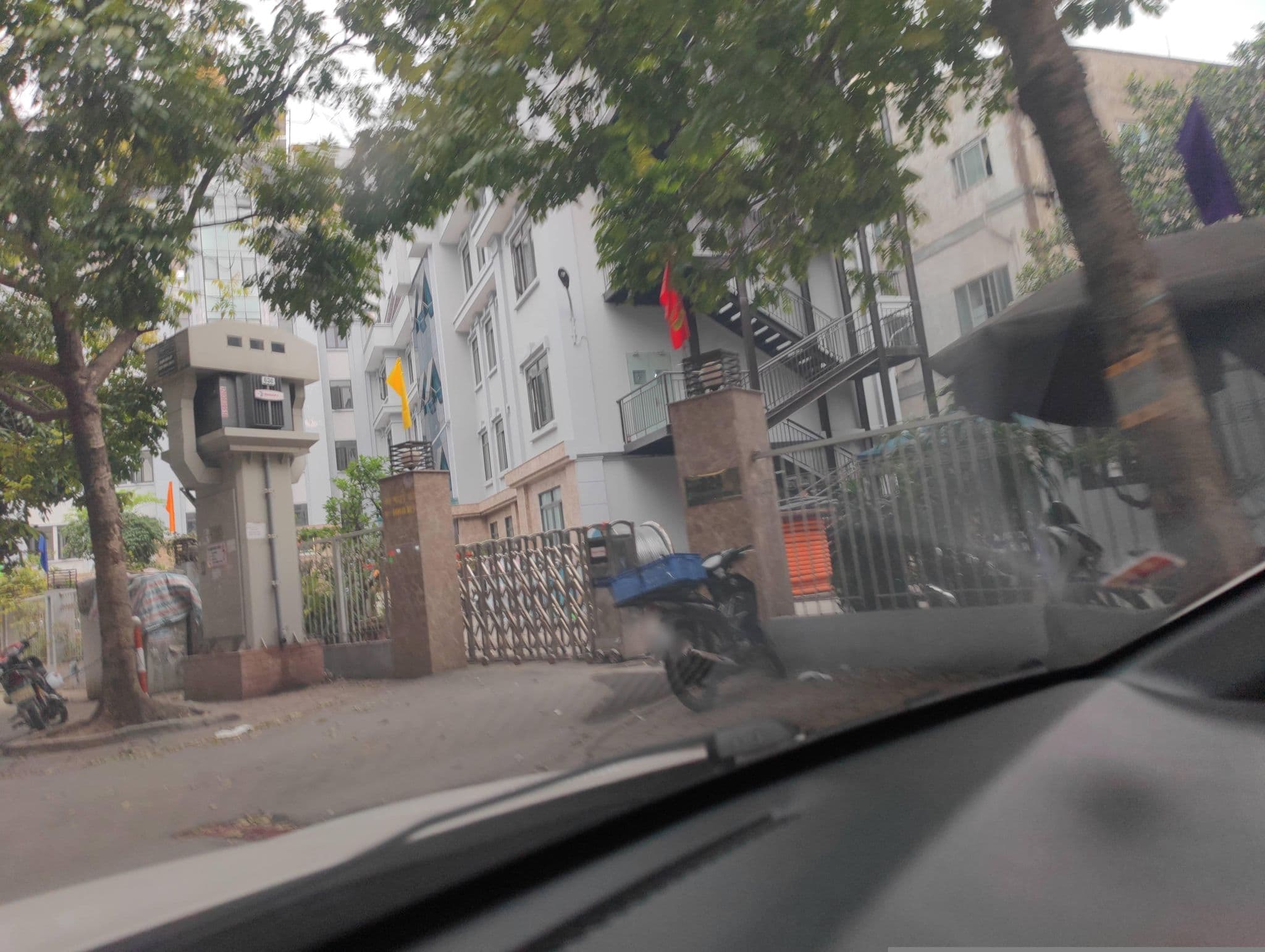 Street view near Esalen Hotel, Mai Dịch — © hn_right_2 (CC BY-SA · Mapillary)