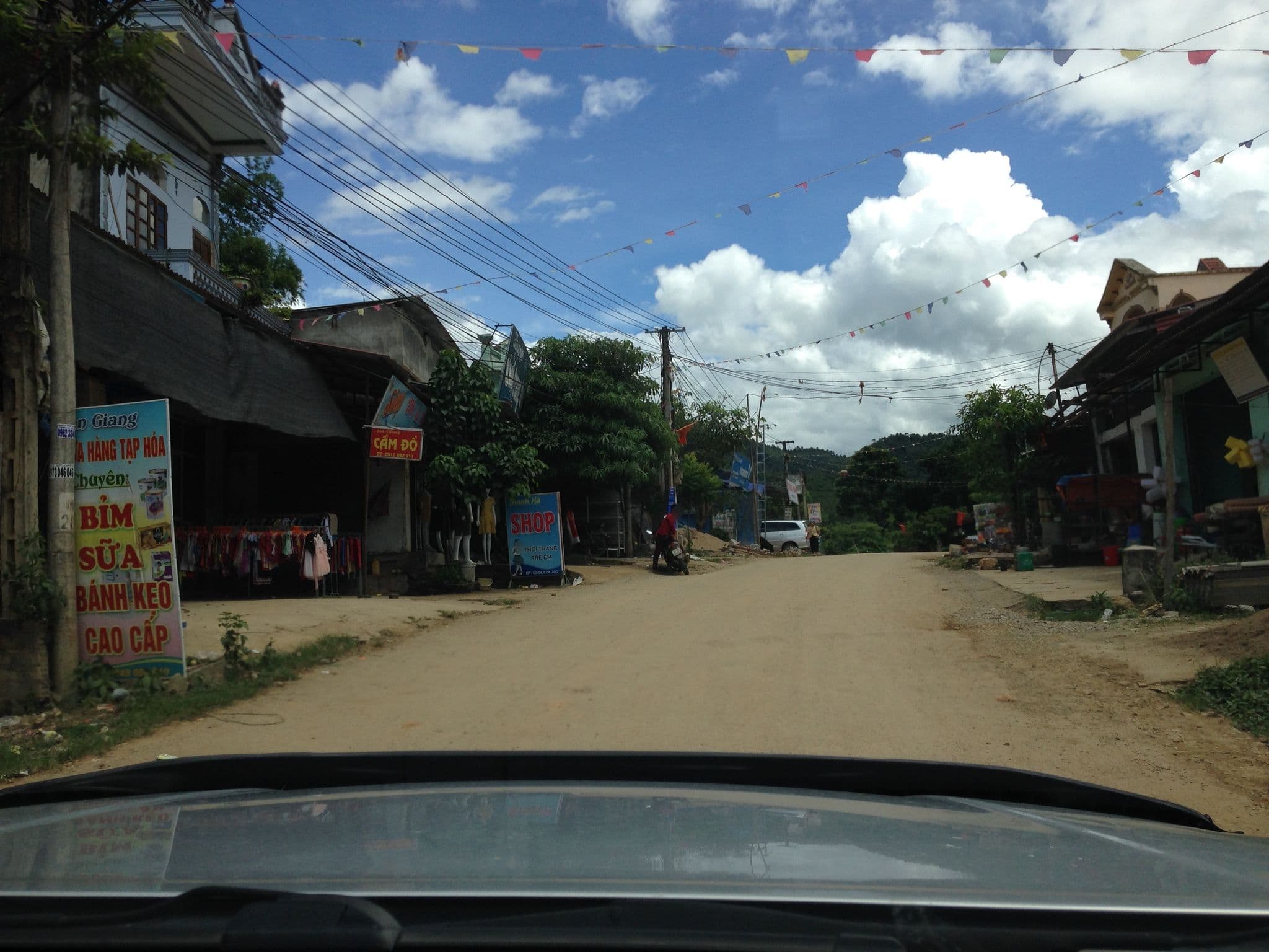 Street view near Nha Nghi Hong Honh, Than Uyên — © craigclark (CC BY-SA · Mapillary)