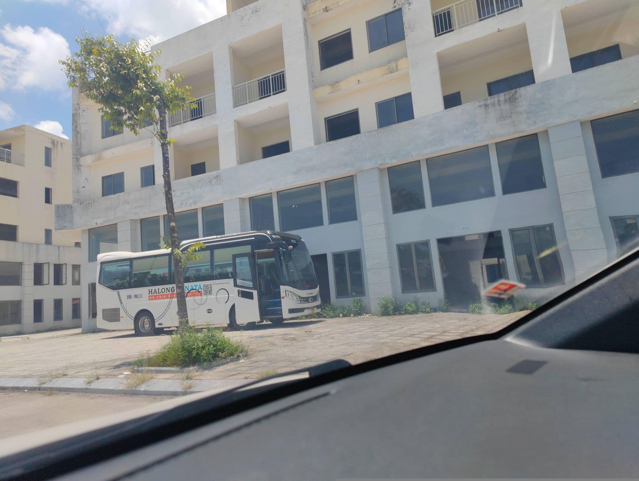 Street view near Pearl Hotel, Hạ Long — © hn_right_2 (CC BY-SA · Mapillary)