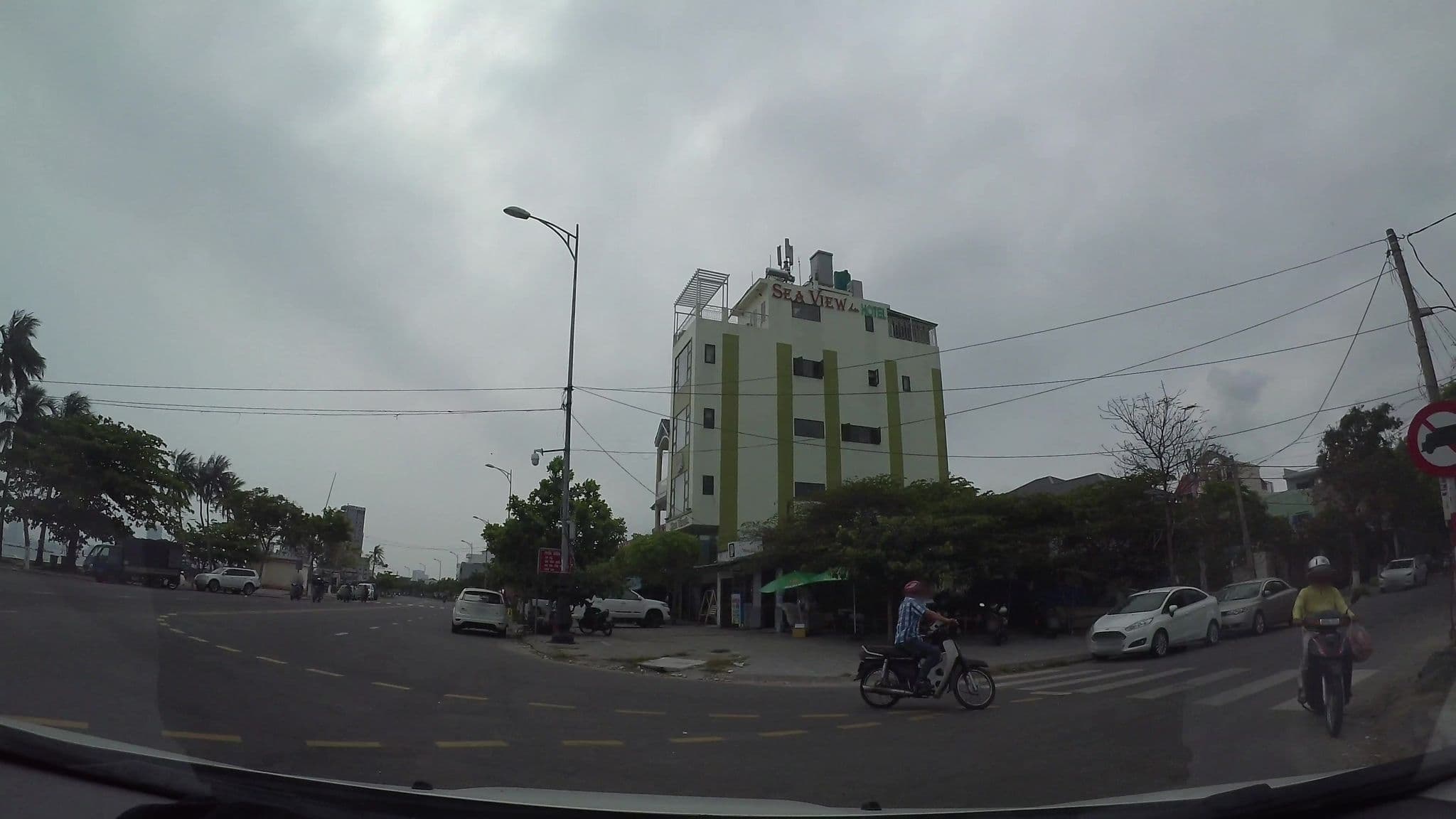 Street view near Sontra Sea Hotel, An Hải
