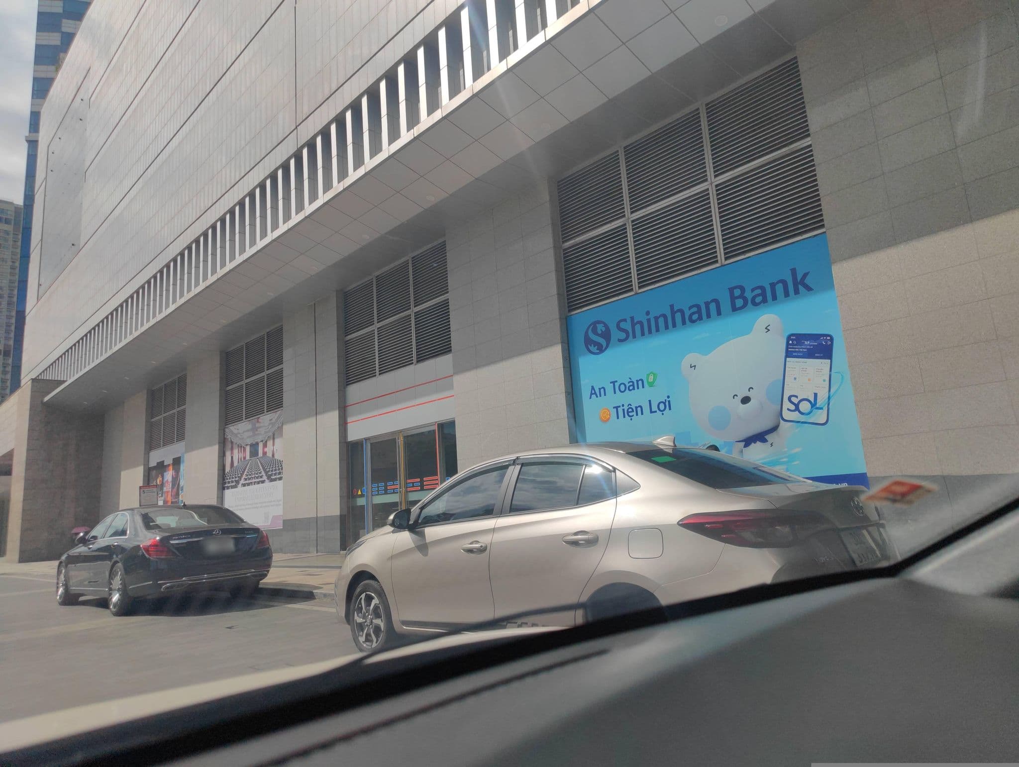 Street view near InterContinental Hanoi Landmark72, Yên Hòa — © hn_right_2 (CC BY-SA · Mapillary)