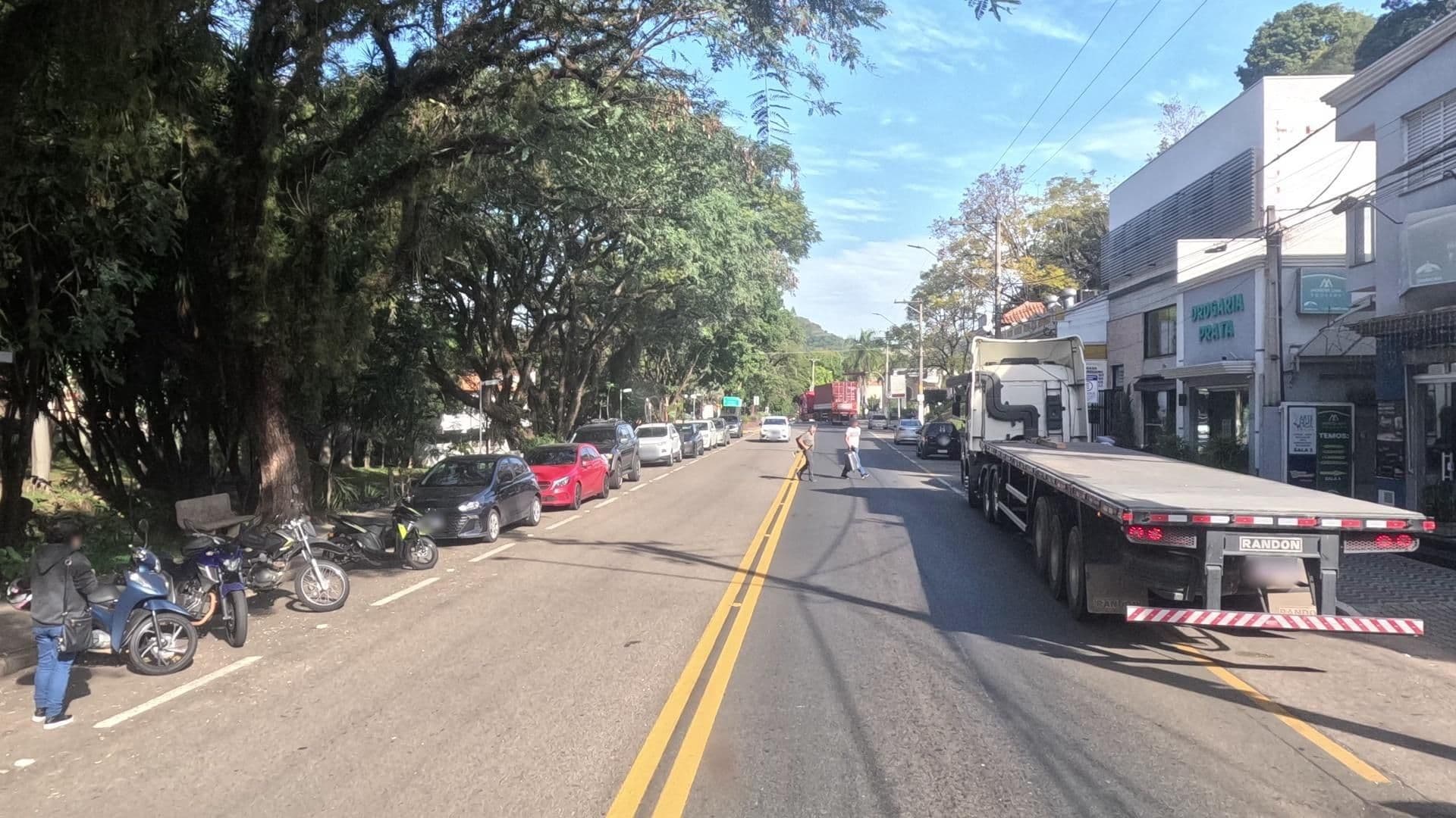Street view near Pousada Moreira Lima, Águas da Prata — © bct (CC BY-SA · Mapillary)