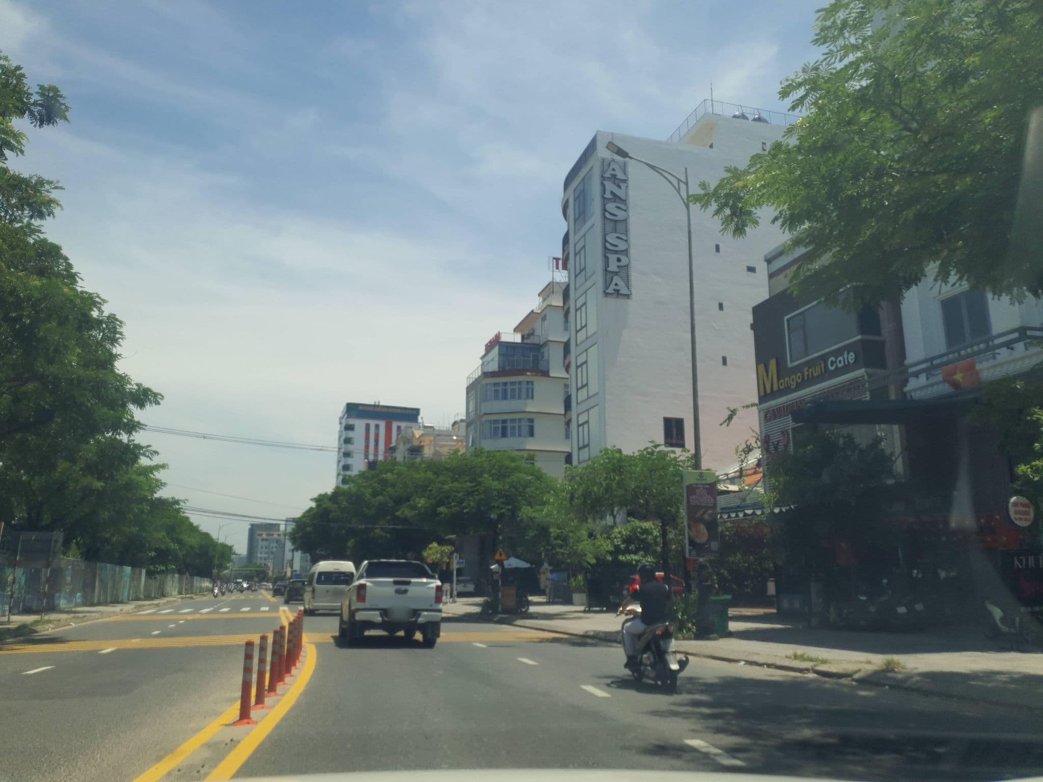 Street view near L’Amore, Sơn Trà