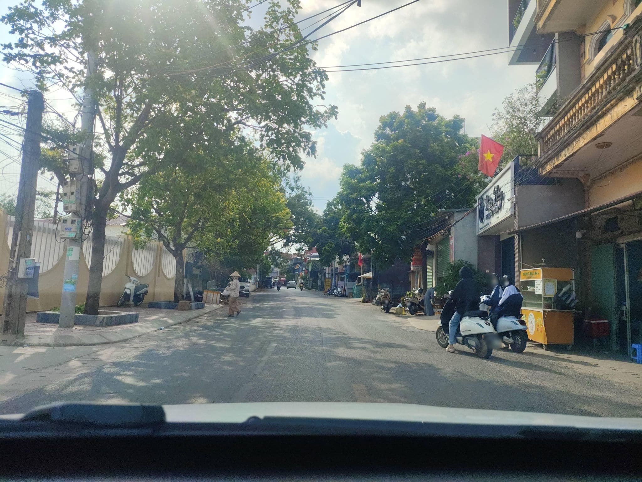 Street view near Nhà Trọ ., Ecopark — © hn_right_1 (CC BY-SA · Mapillary)