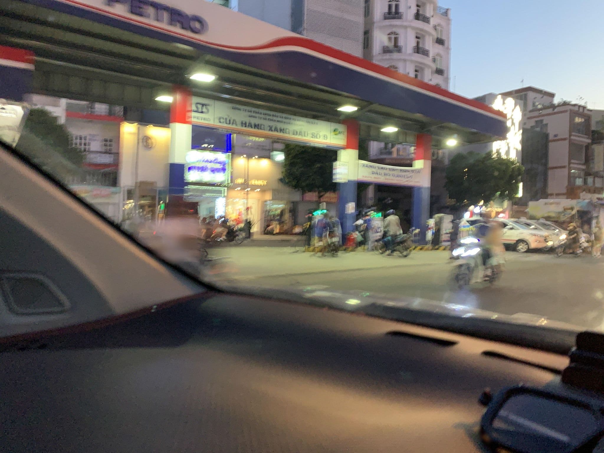 Street view near Queen Ann Hotel, Quận Ba