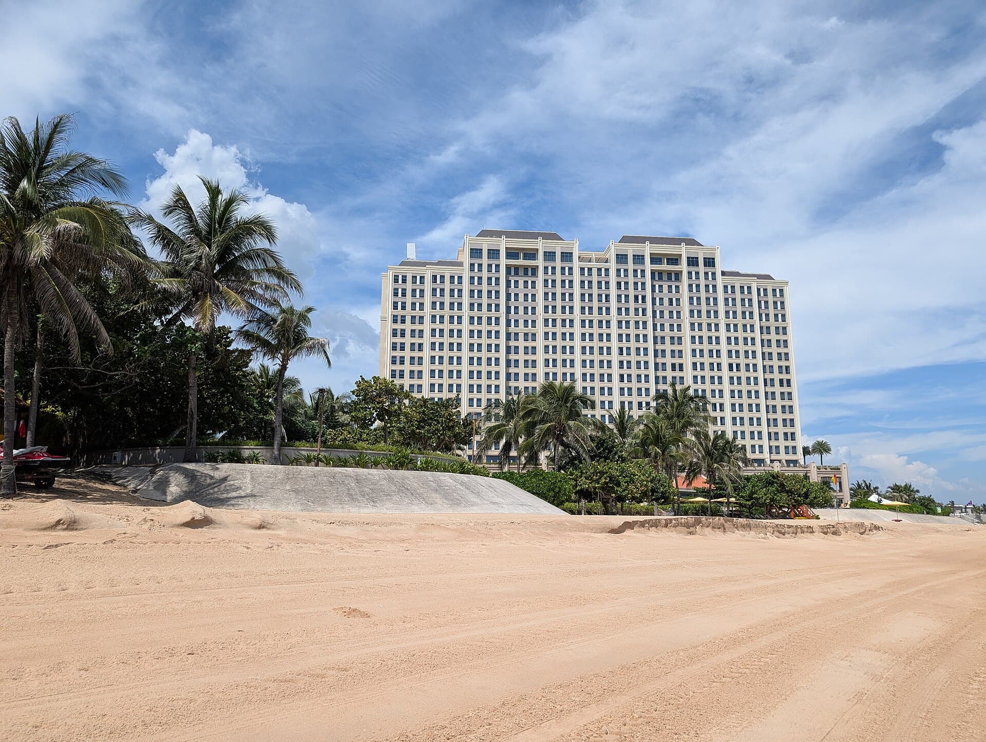 Holiday Inn Resort Ho Tram Beach by IHG (via Wikimedia Commons, CC0)