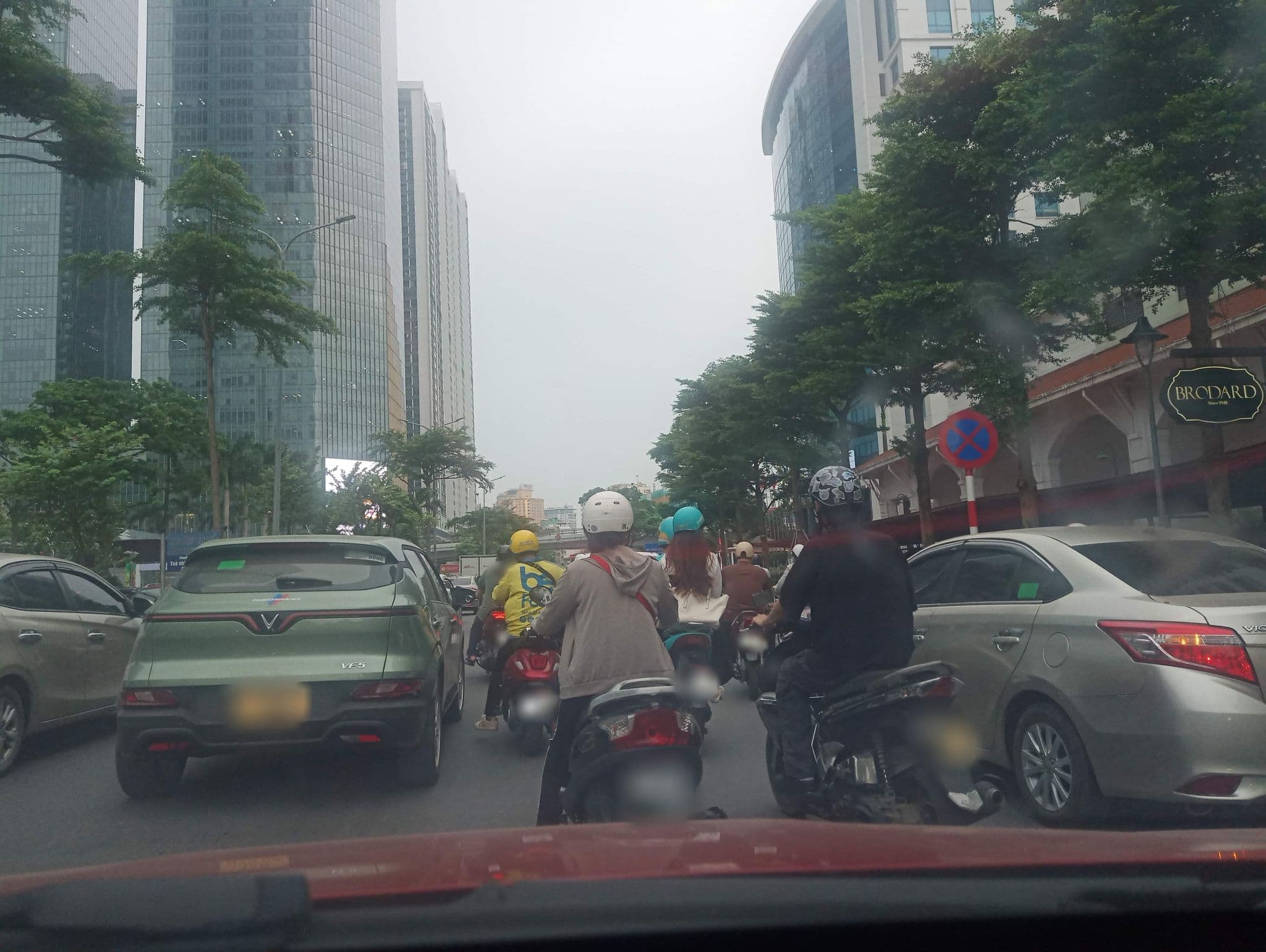Street view near Căn Hộ Dịch Vụ Daeha, Liễu Giai — © hn_front_1 (CC BY-SA · Mapillary)