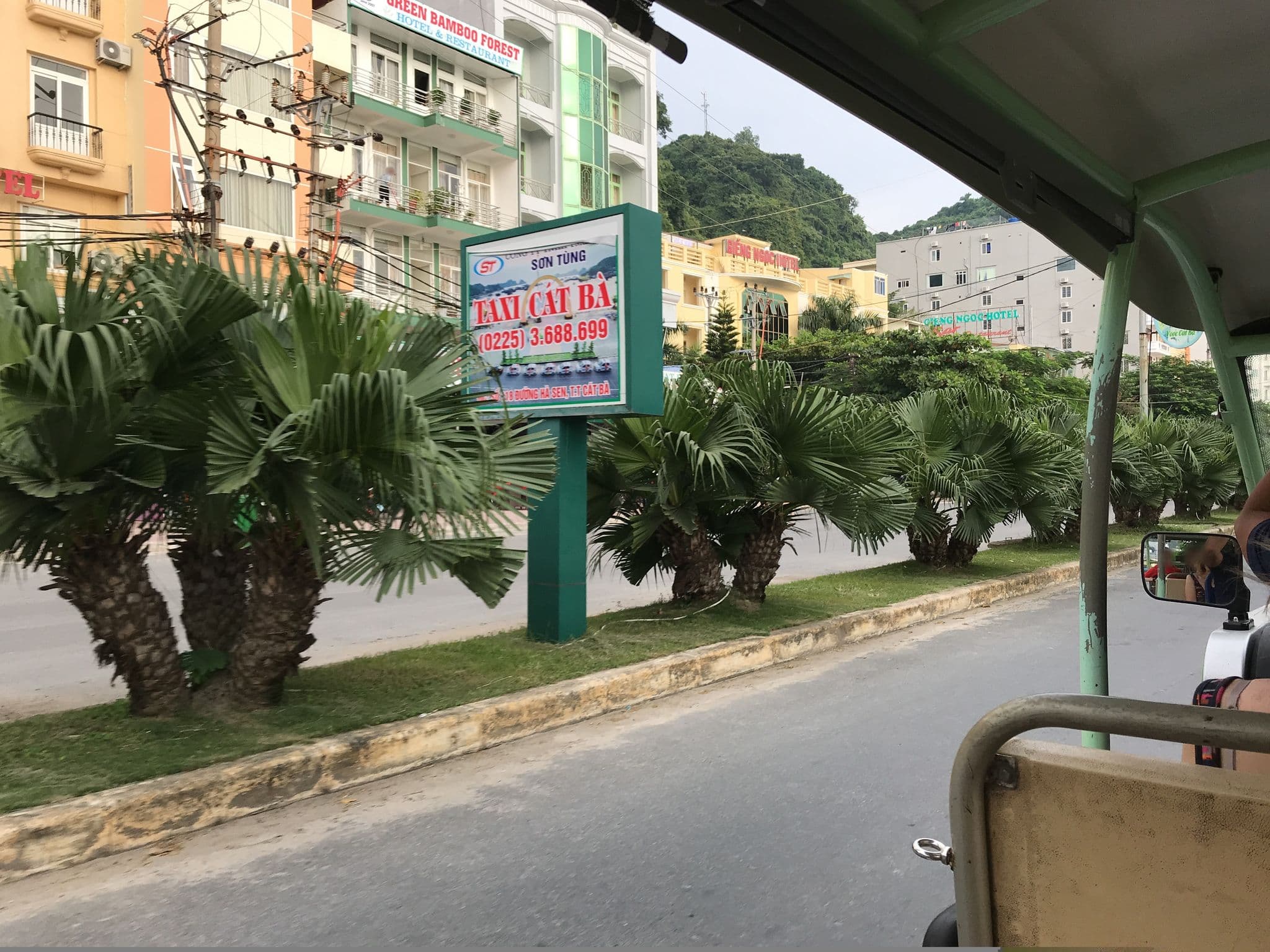 Street view near Cat Ba paradise Hotel - Sky bar & massage, Cát Bà — © nigelramsay (CC BY-SA · Mapillary)
