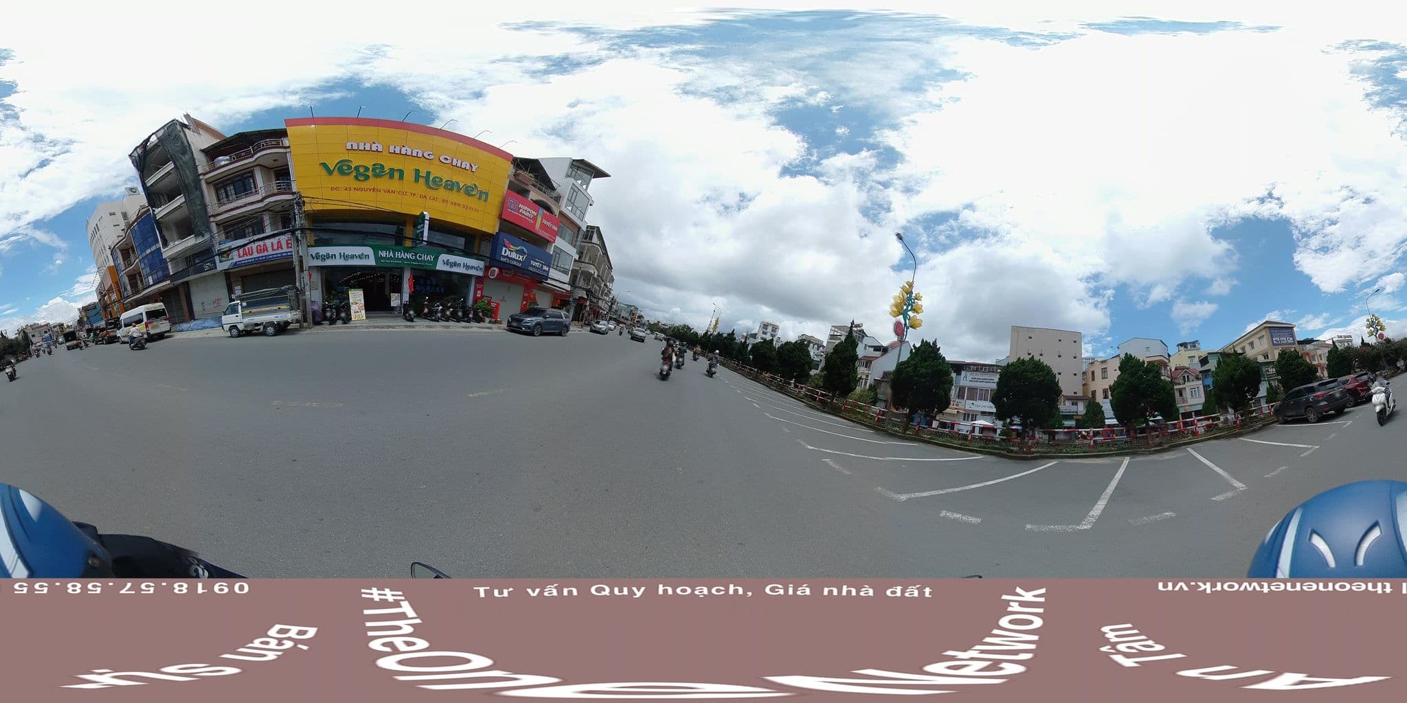 Street view near Casa feliz hotel, Ðà Lạt
