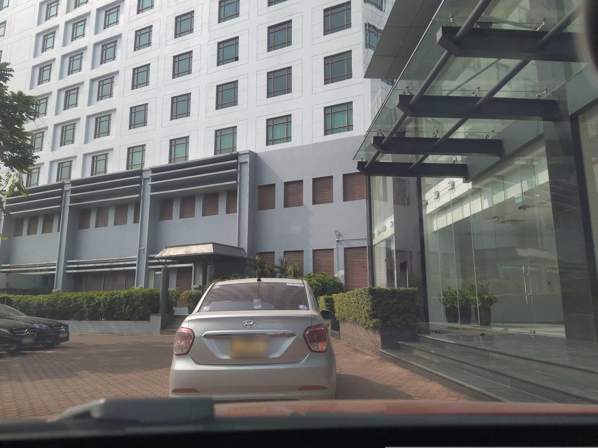 Street view near Pullman Hanoi, Yên Phụ — © hn_front_1 (CC BY-SA · Mapillary)