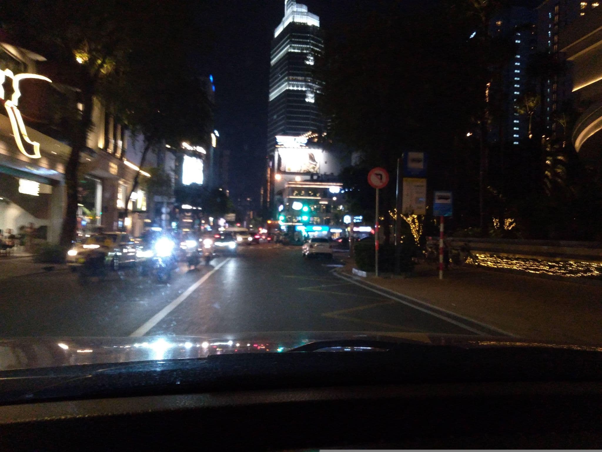 Street view near Khách sạn Park Hyatt Sài Gòn, Quận Bốn