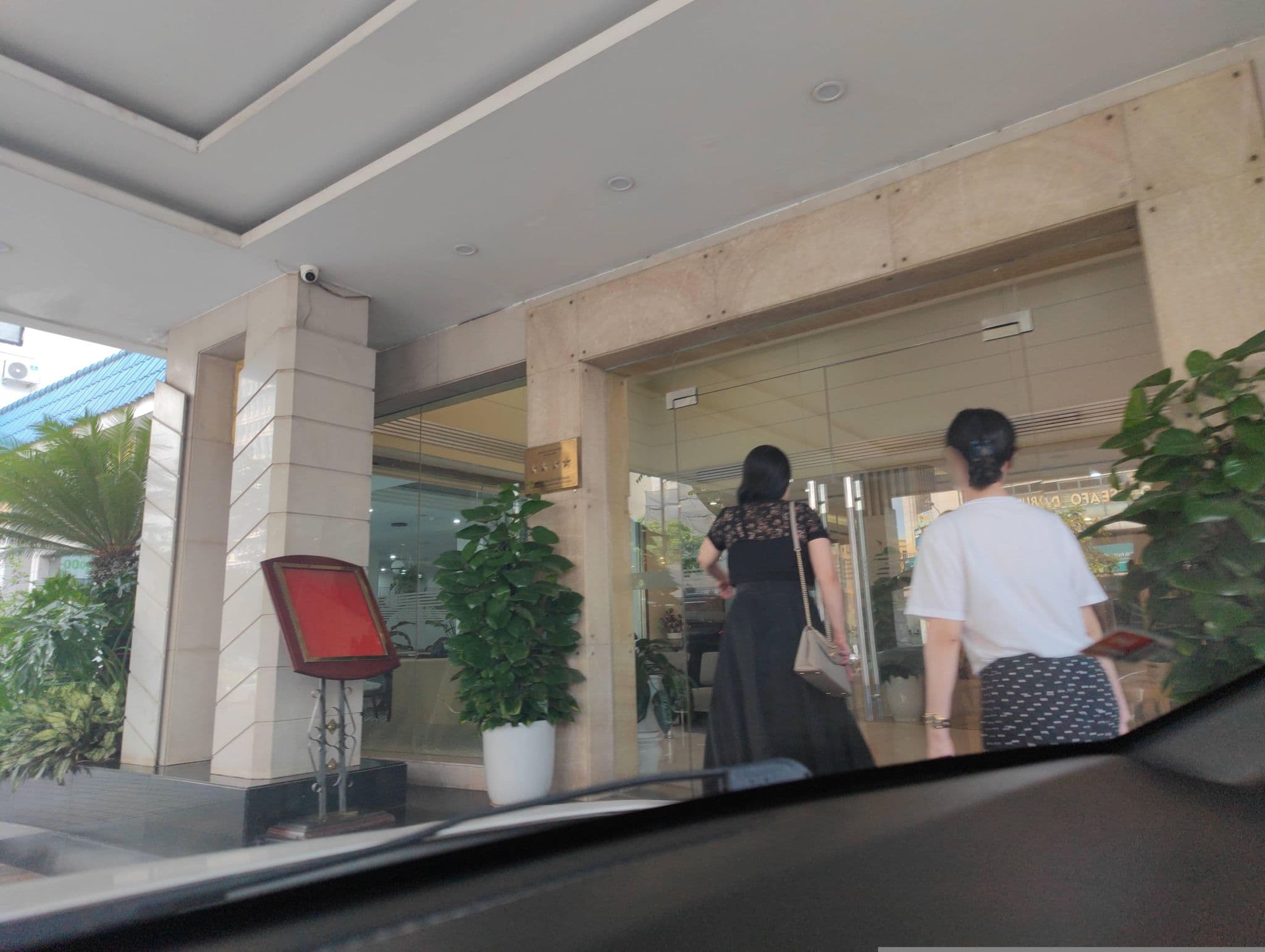 Street view near Khách sạn Bảo Sơn, Láng Thượng — © hn_right_2 (CC BY-SA · Mapillary)