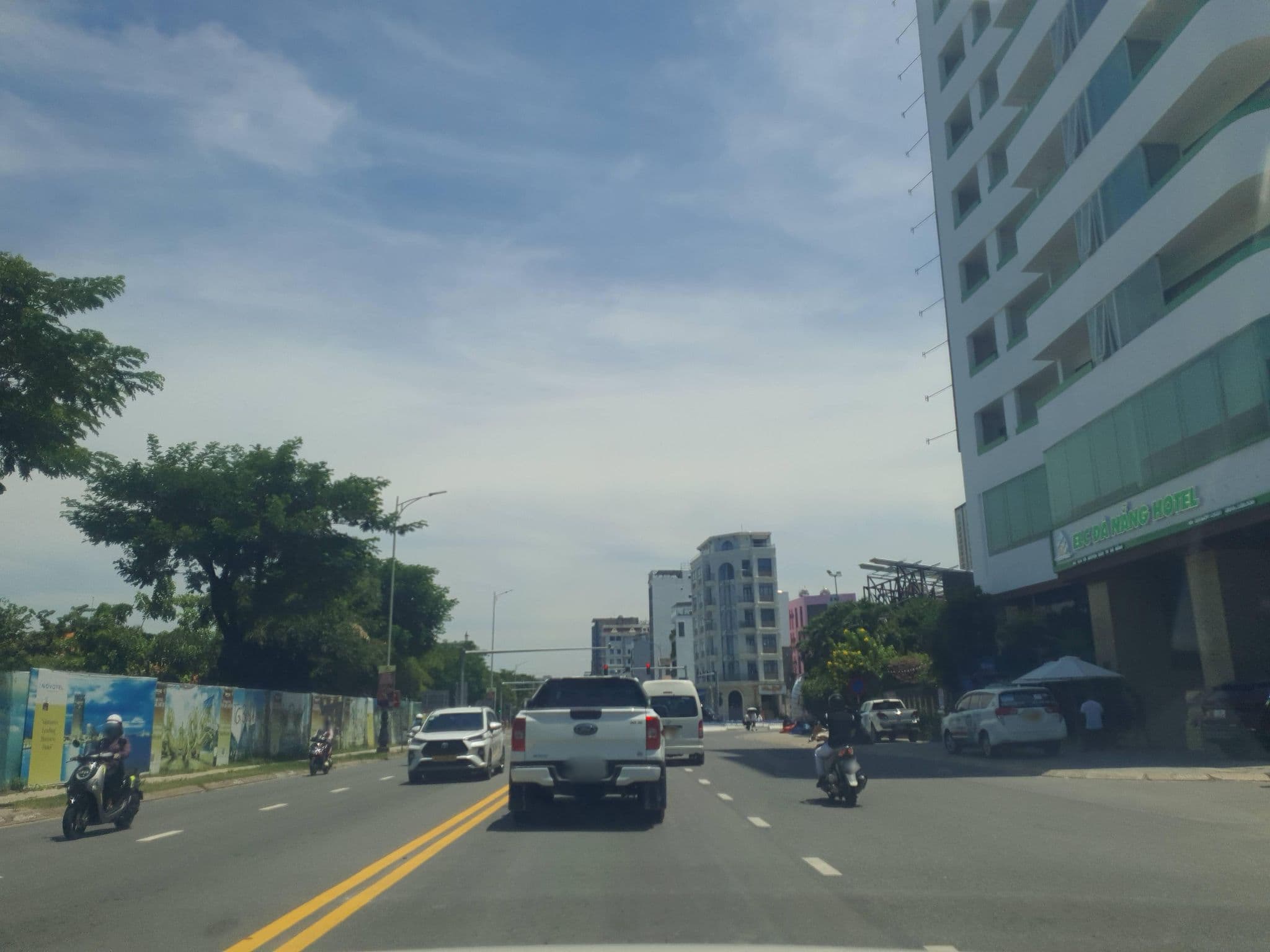 Street view near Fansipan Hotel, Sơn Trà