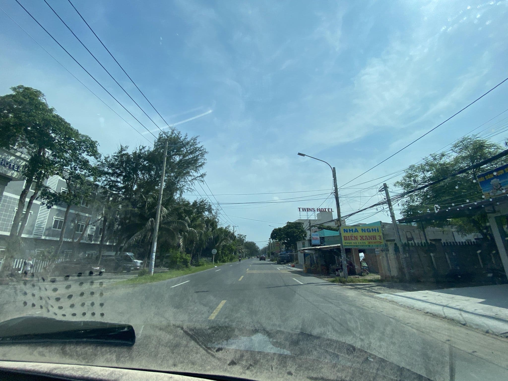 Street view near Oceanward Hotel, Xã Long Hải — © DriveWithHoang (CC BY-SA · Mapillary)