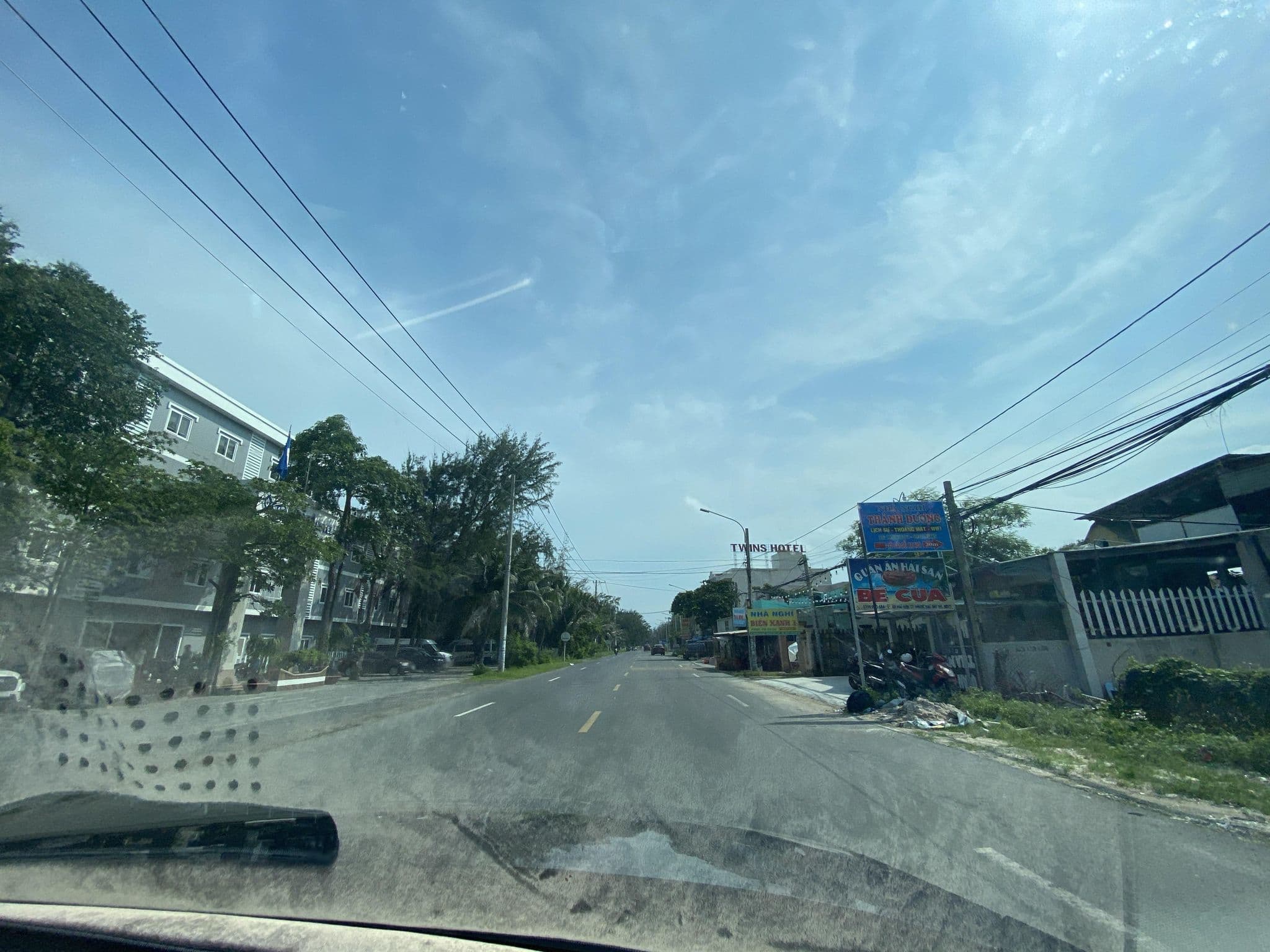 Street view near Oceanward Beach Resort, Xã Long Hải — © DriveWithHoang (CC BY-SA · Mapillary)
