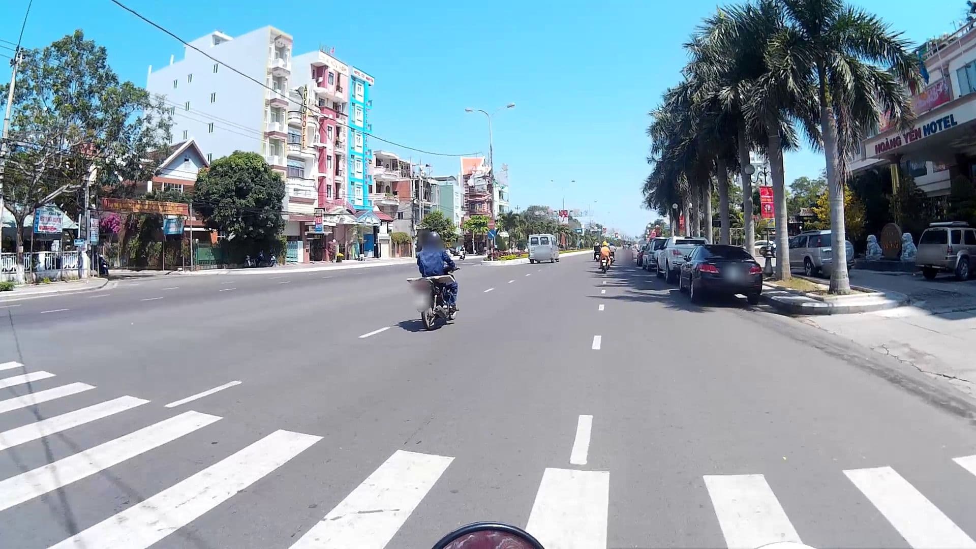 Street view near Hoàng Yến Hotel, Qui Nhon — © suki52 (CC BY-SA · Mapillary)