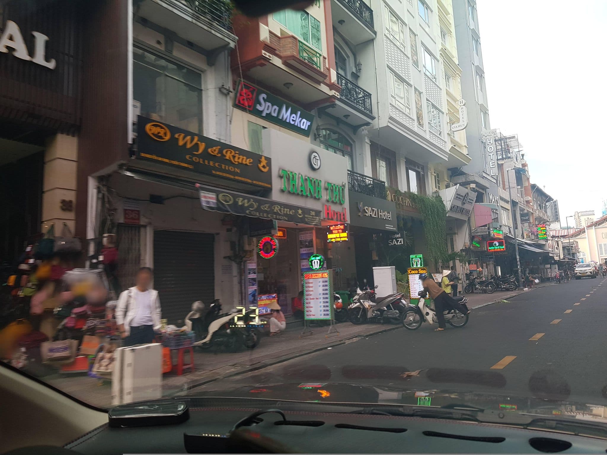 Street view near Queen Central, Quận Bốn — © bemaps1 (CC BY-SA · Mapillary)