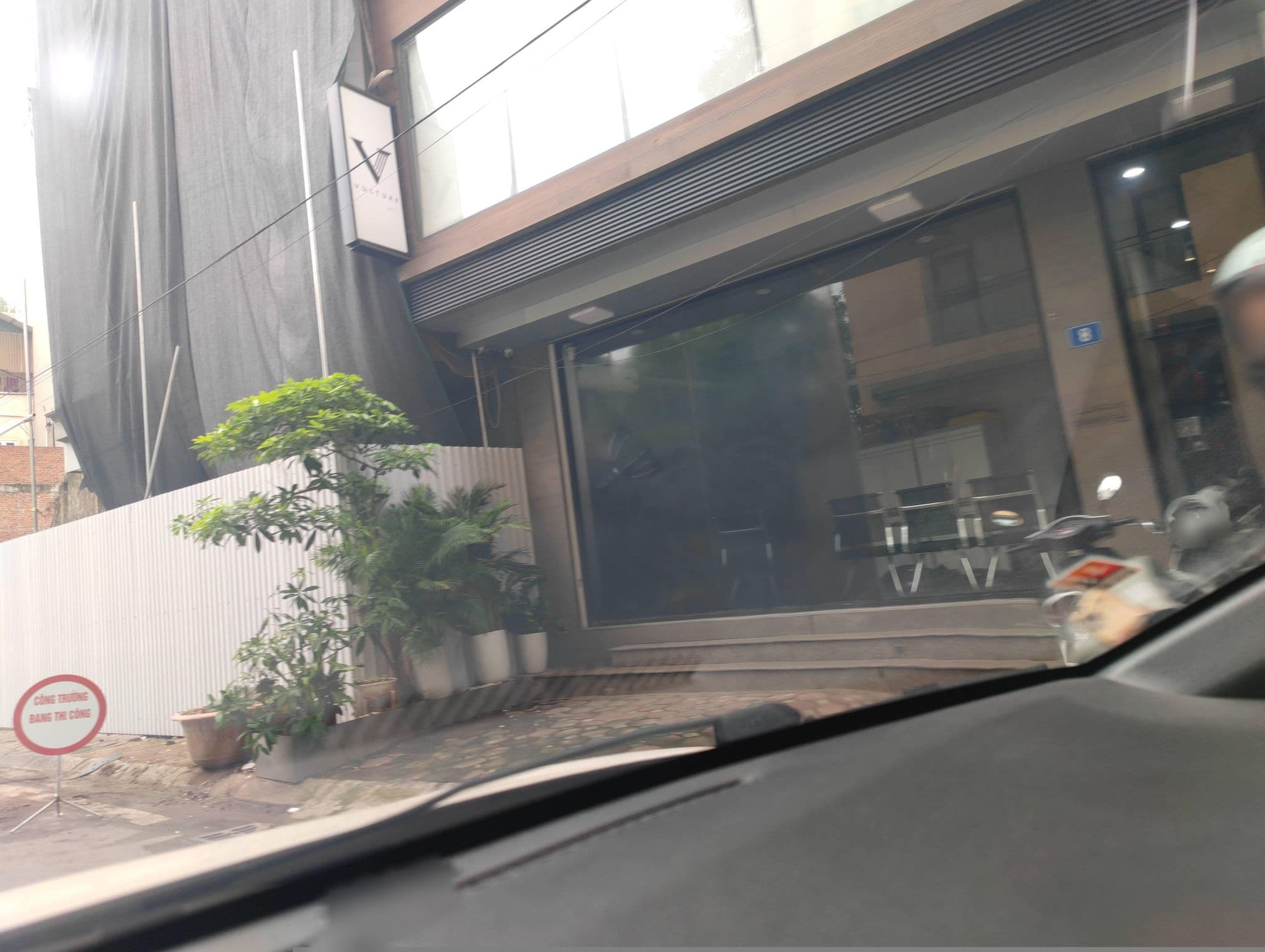 Street view near Dream Hotel and Apartment, Ô Chợ Dừa — © hn_right_2 (CC BY-SA · Mapillary)
