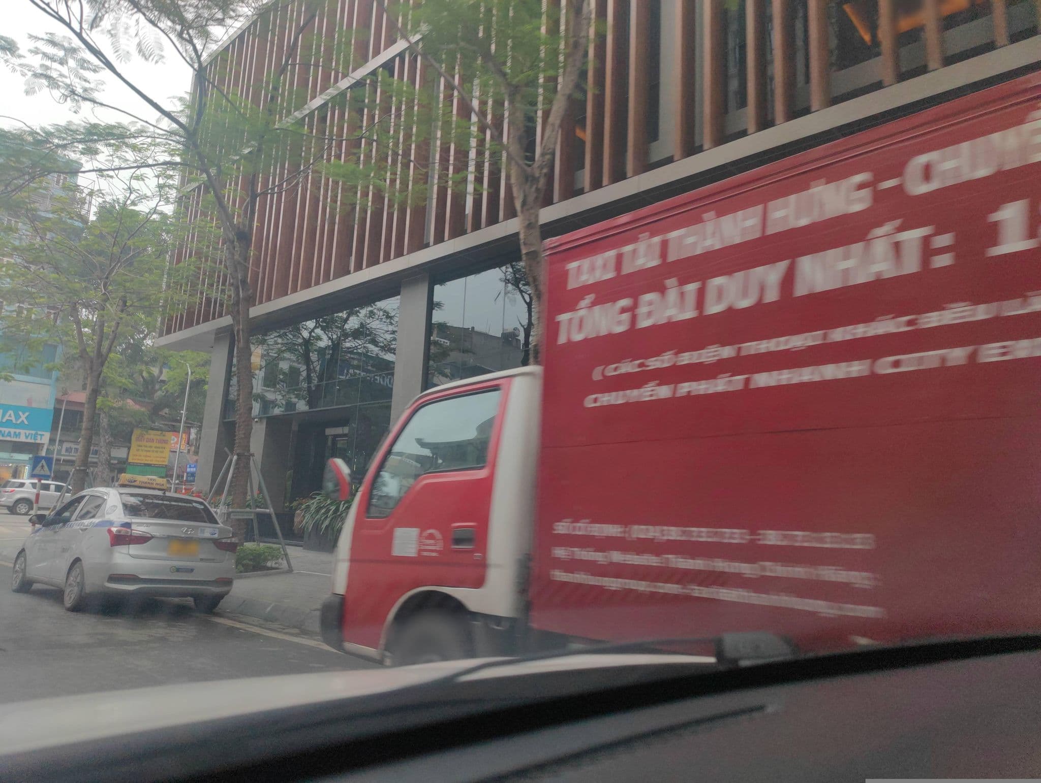Street view near Grand Mercure Hanoi, Yên Phụ — © hn_right_2 (CC BY-SA · Mapillary)