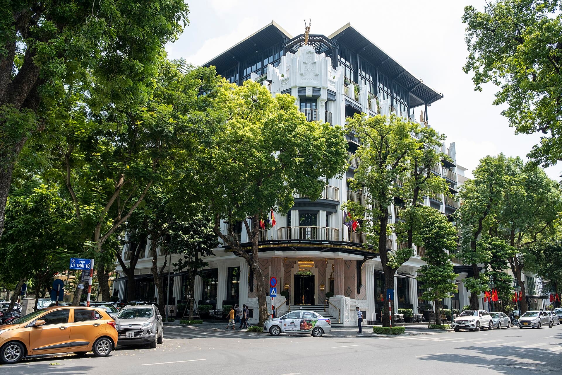 Capella Hanoi (via Wikimedia Commons, CC BY-SA 4.0)