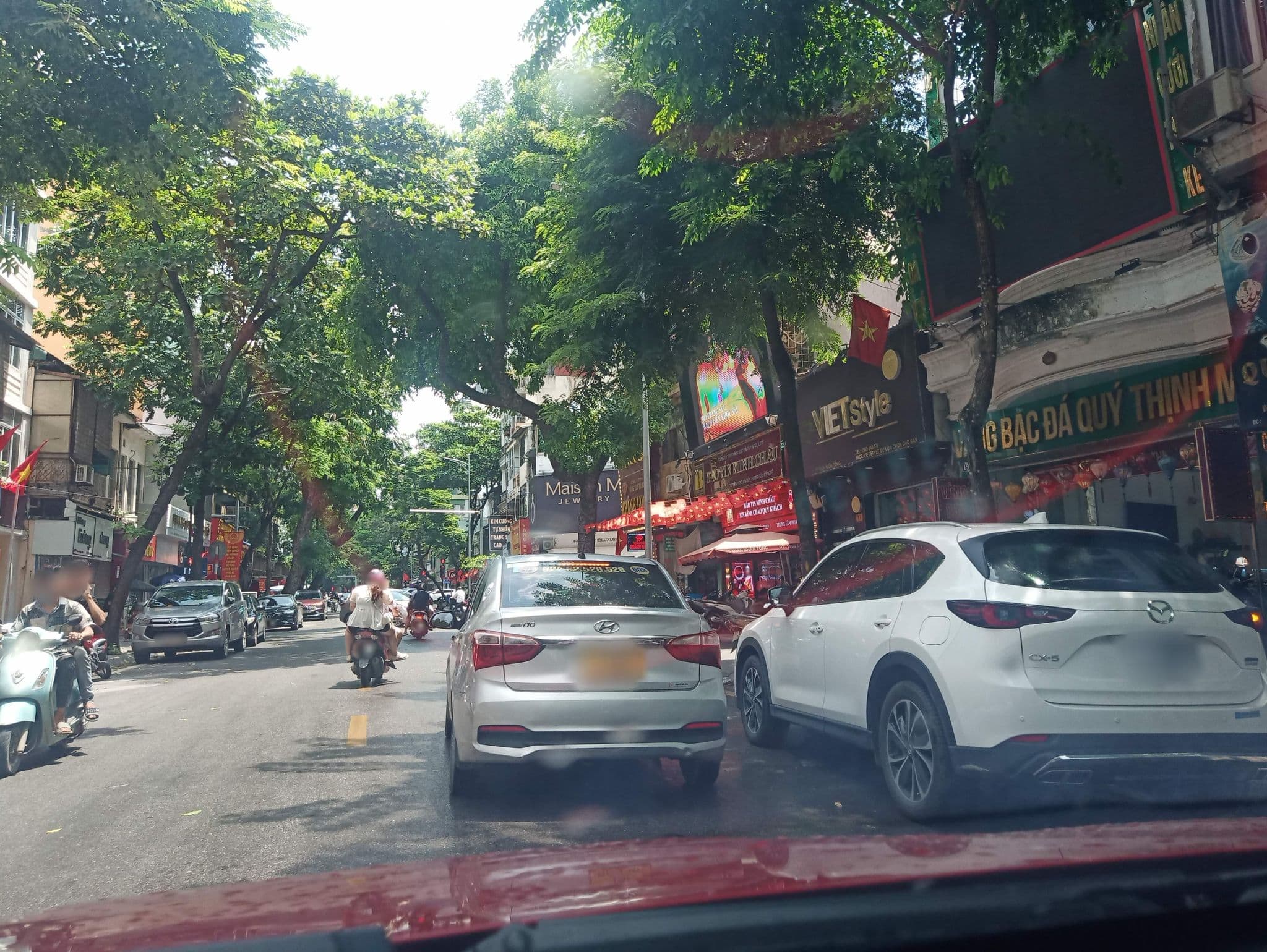 Street view near Blau Hotel, Nguyễn Du — © hn_front_1 (CC BY-SA · Mapillary)