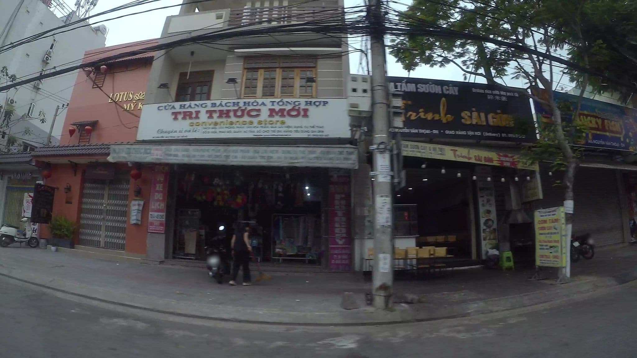 Street view near Khách sạn Estrella, Sơn Trà