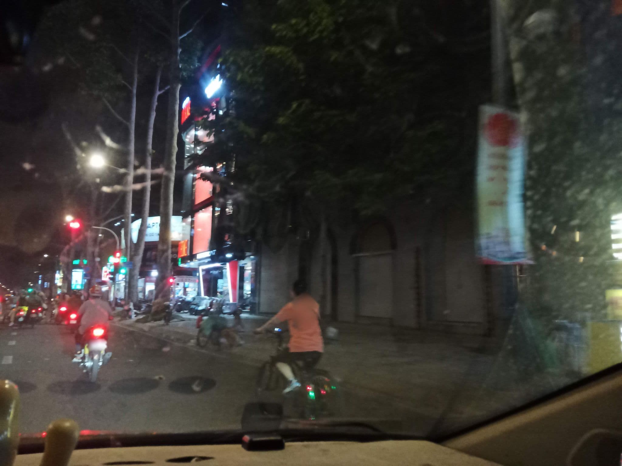 Street view near Lệ Quỳnh, Quận Năm — © sg_right_1 (CC BY-SA · Mapillary)