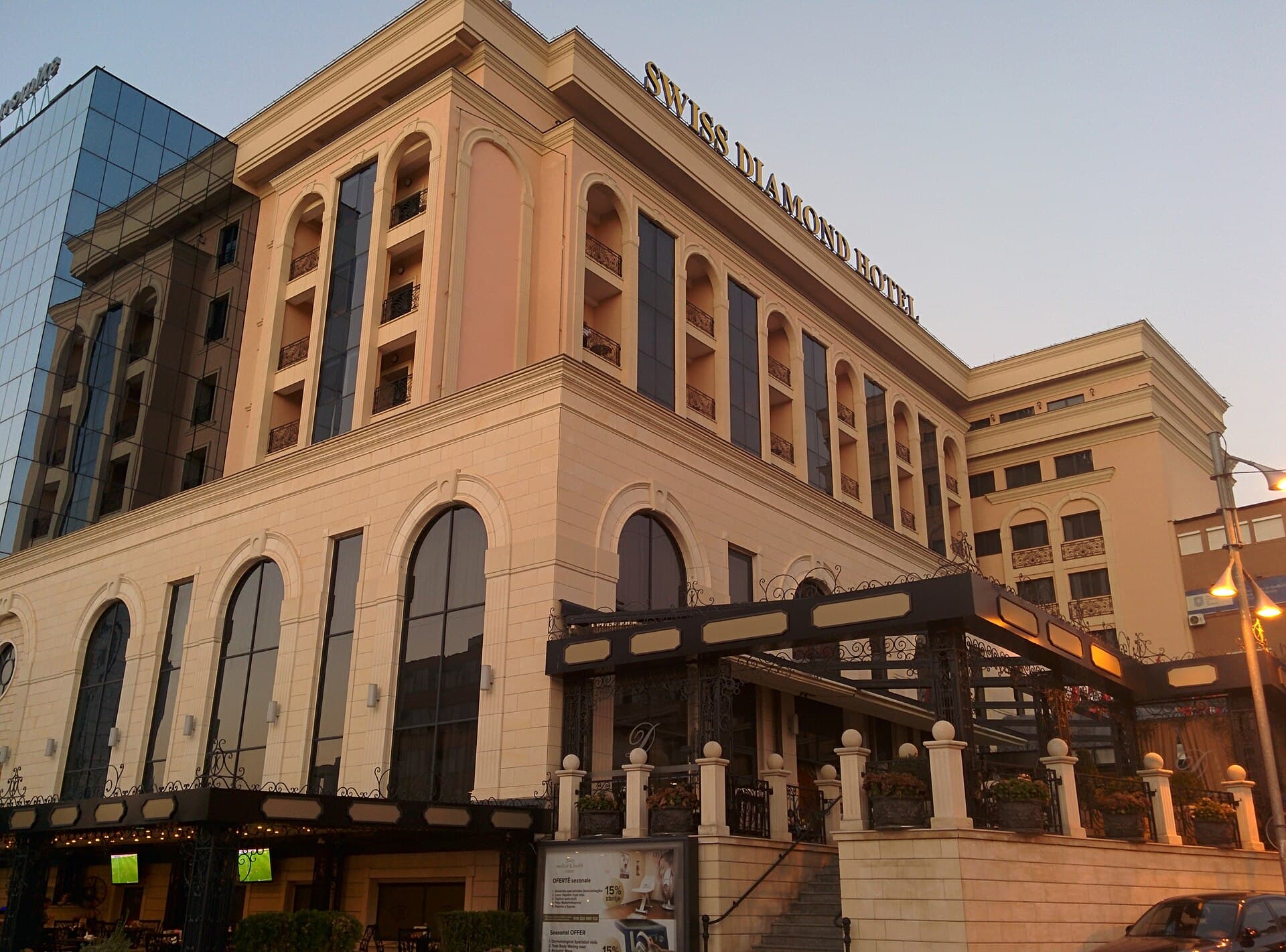 Swiss Diamond Hotel Prishtina (via Wikimedia Commons, CC BY-SA 3.0)
