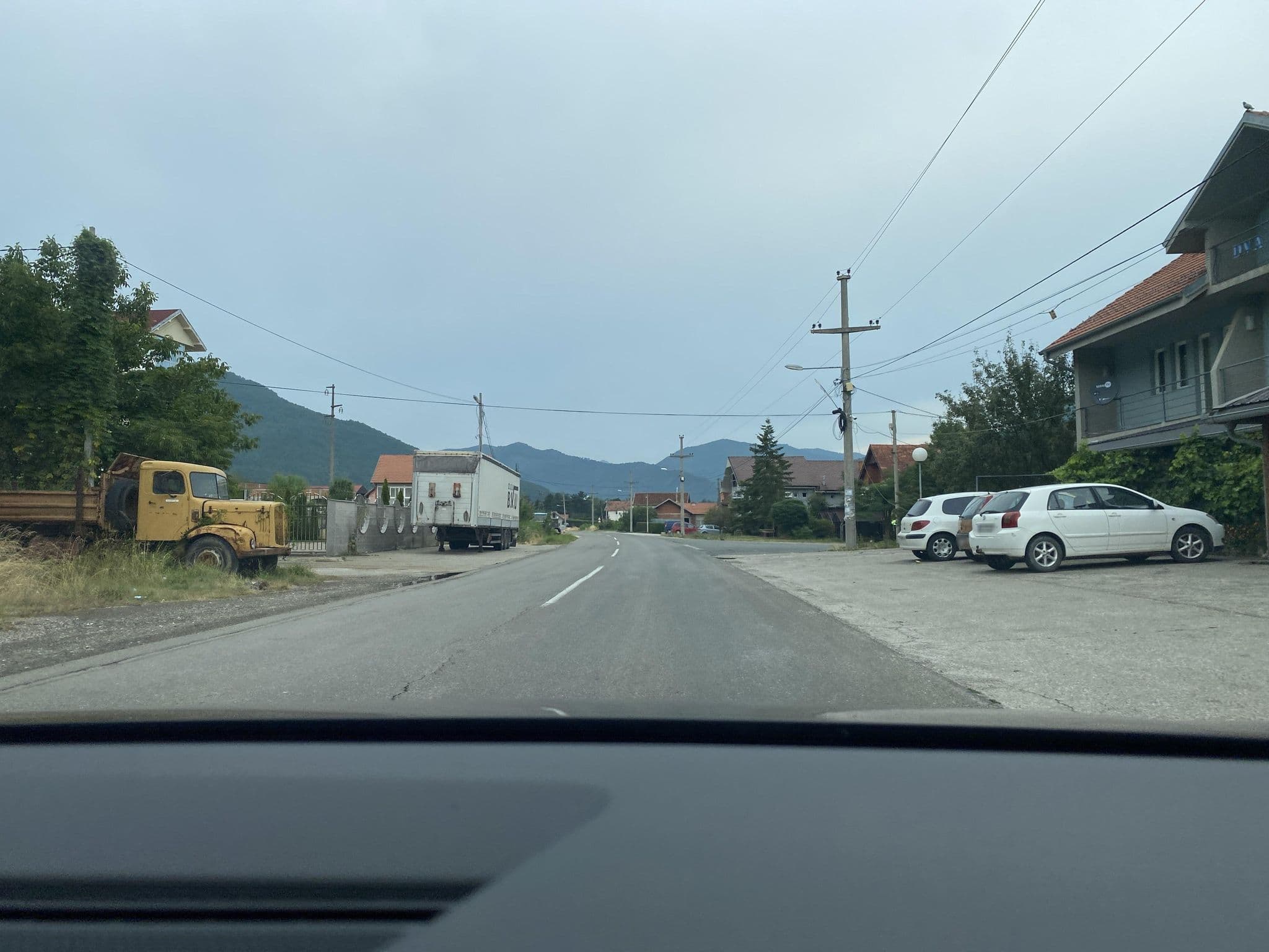 Street view near Dy Luan, Zubin Potok — © skromalee (CC BY-SA · Mapillary)