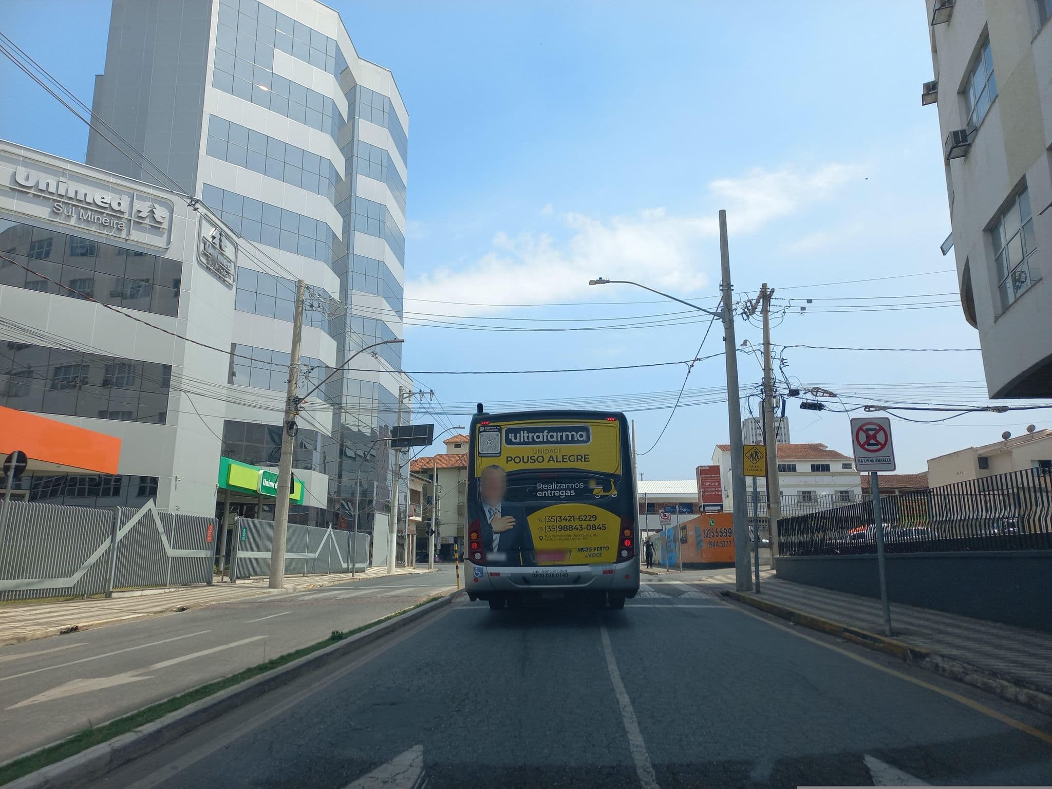 Street view near Hotel Pouso Alegre, Pouso Alegre — © and_eng (CC BY-SA · Mapillary)