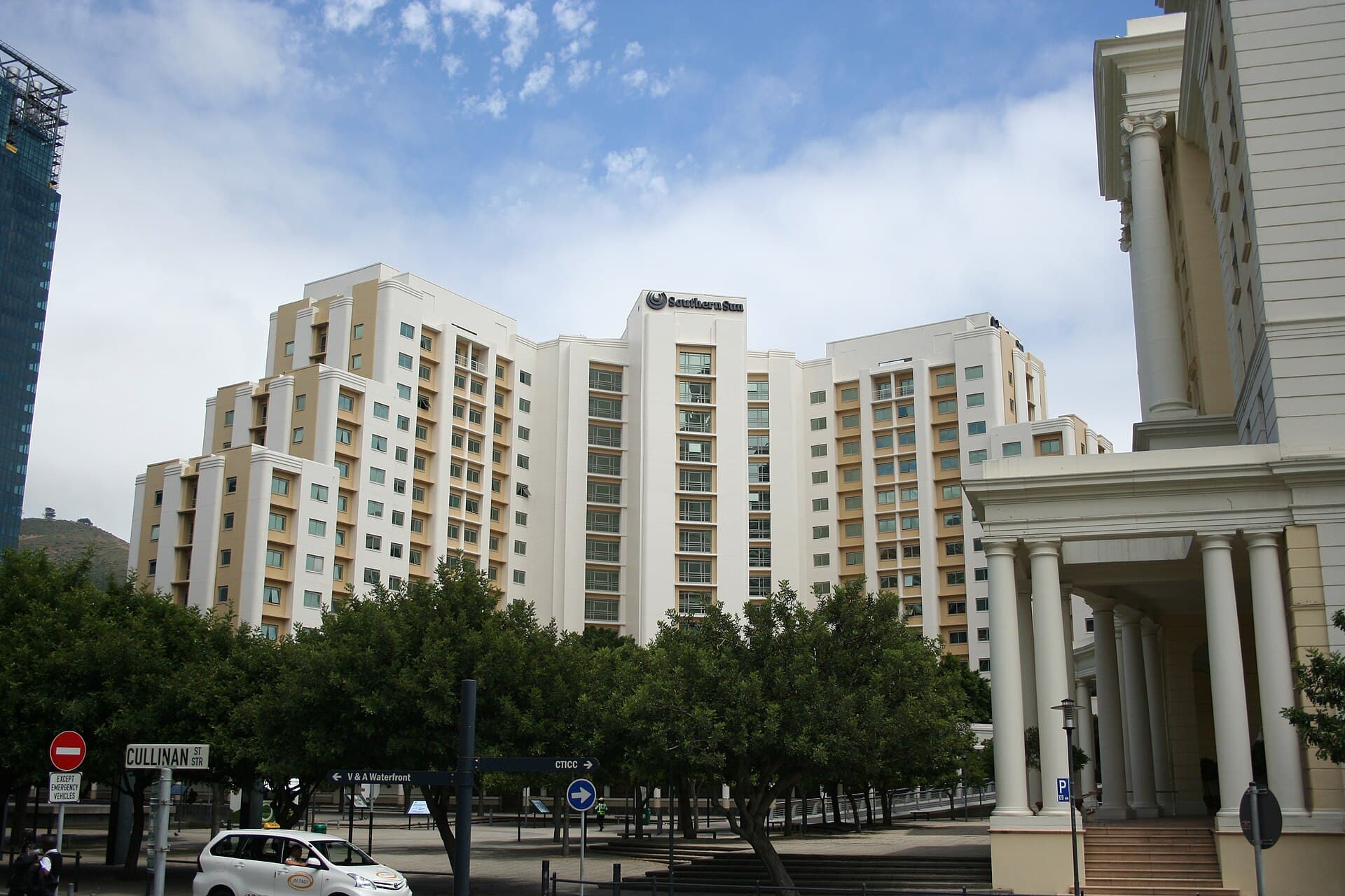 Southern Sun Waterfront Cape Town (via Wikimedia Commons, CC BY-SA 3.0)