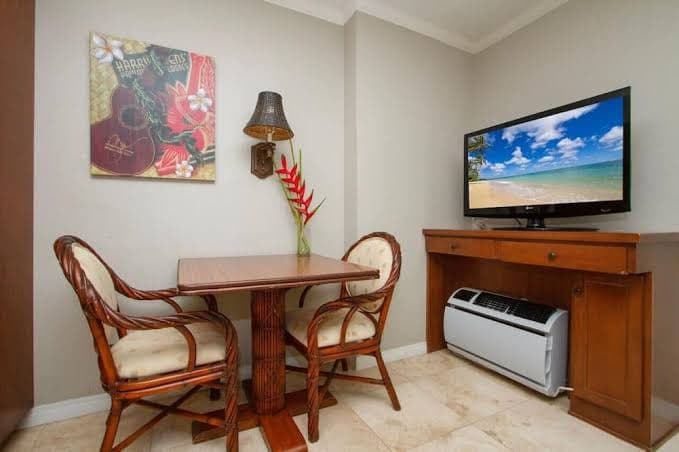 Charming hotel room on Kalakaua Ave. Walk to the beach., Hotel in Waikīkī
