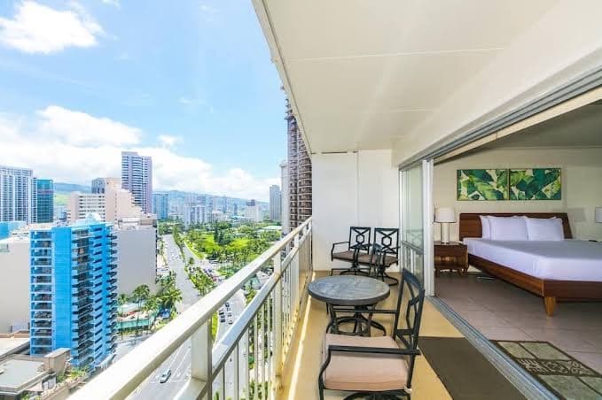 Ilikai Hotel - One-Bedroom unit on the 19th Floor overlooking the mountains!, Hotel in Waikīkī