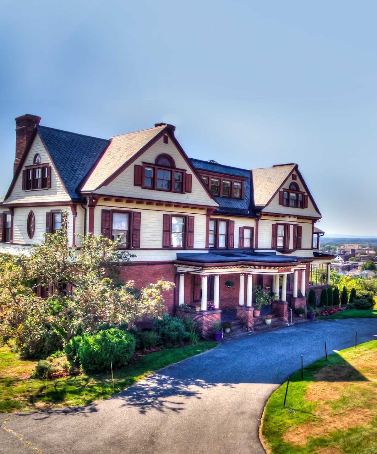 Valentine Mansion, Hotel in West Springfield