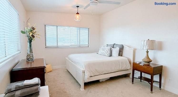 Luxury Custom Home overlooking Pearl Harbor - Entire Place, Holiday Home in Hālawa
