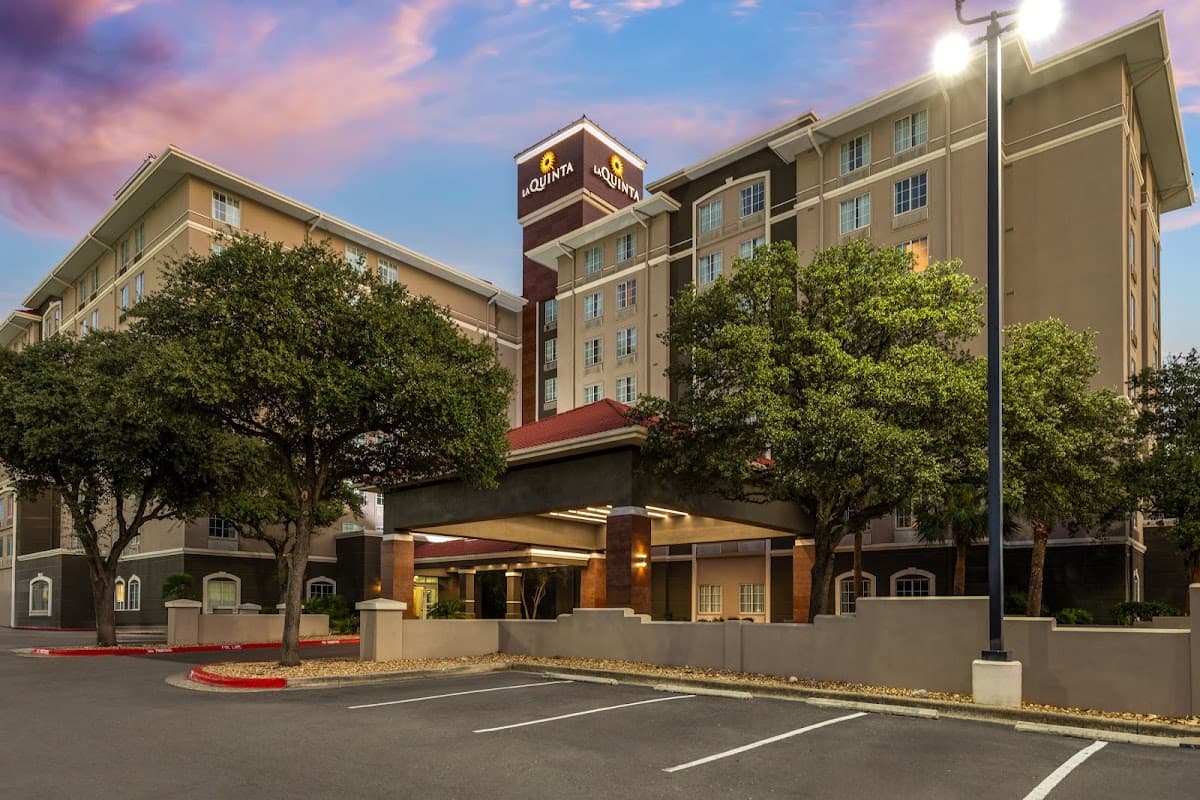 La Quinta Inn & Suites by Wyndham San Antonio Airport, Hotel in Castle Hills