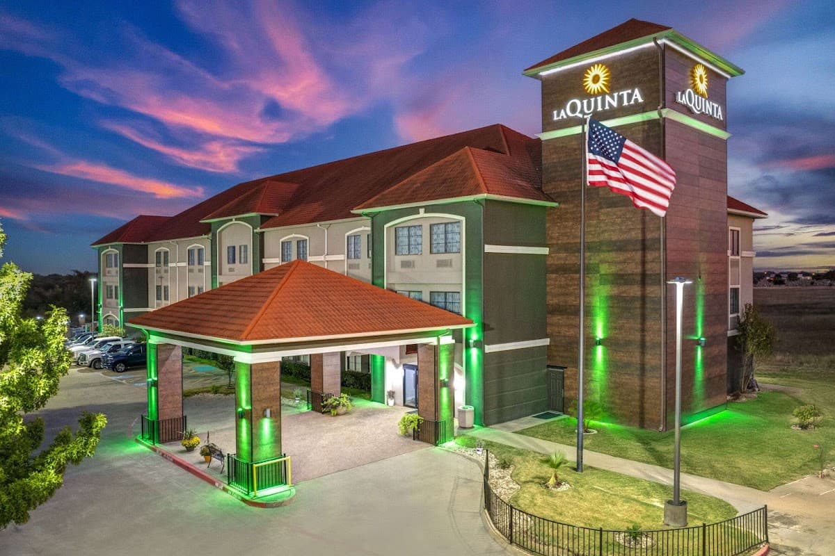 La Quinta Inn & Suites by Wyndham Alvarado, Hotel in Alvarado