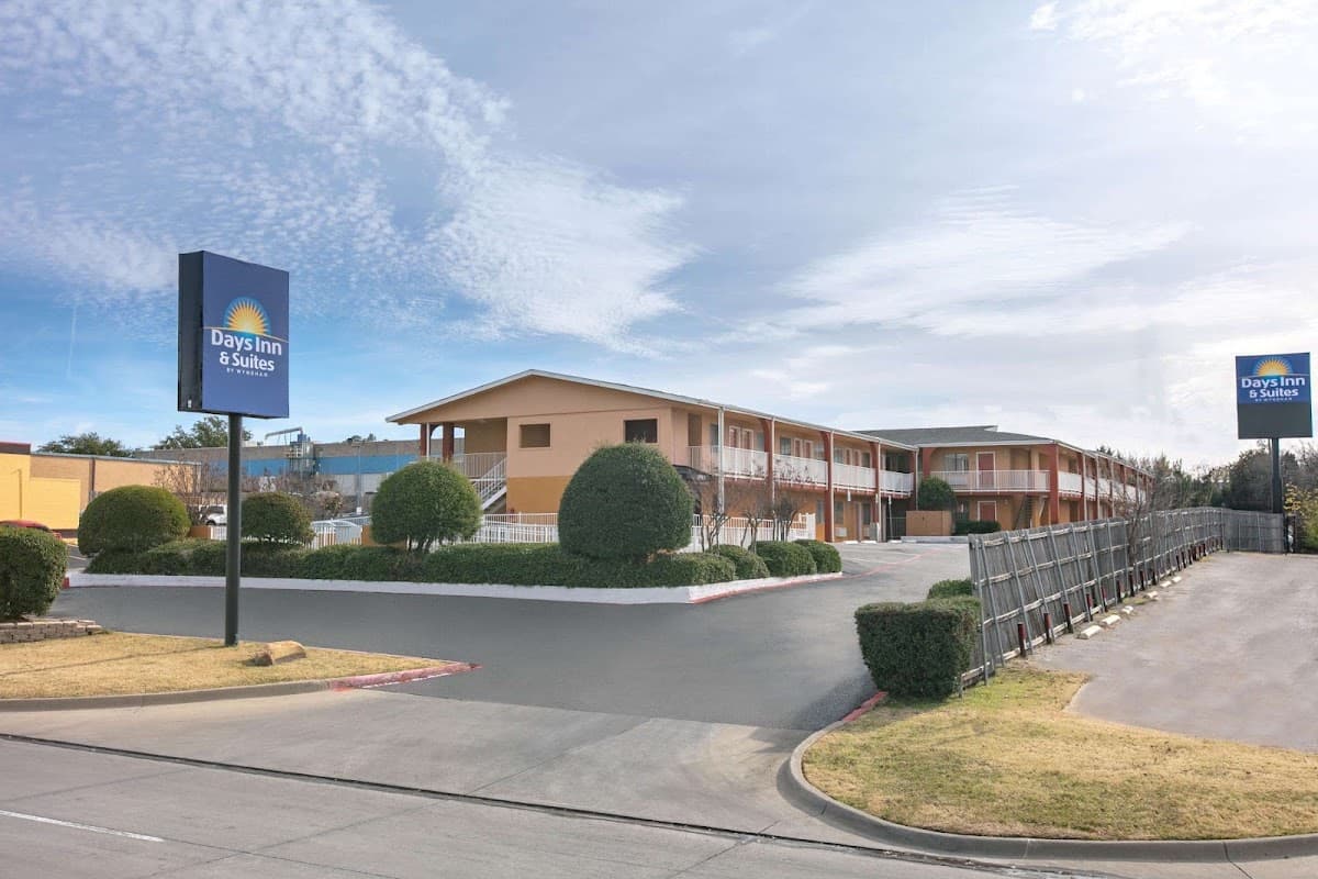Days Inn & Suites by Wyndham Arlington Near Six Flags, Hotel in Arlington