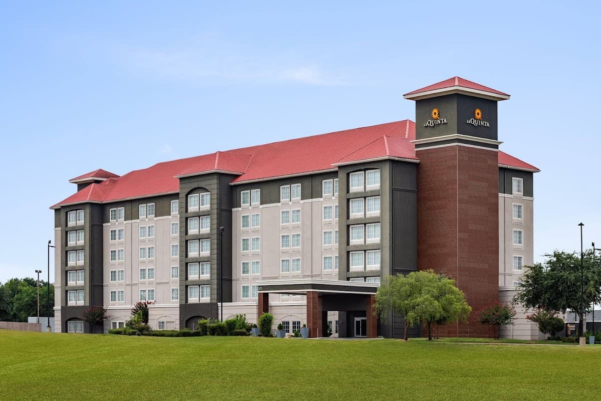 La Quinta Inn & Suites by Wyndham Arlington North 6 Flags Dr, Hotel in Arlington
