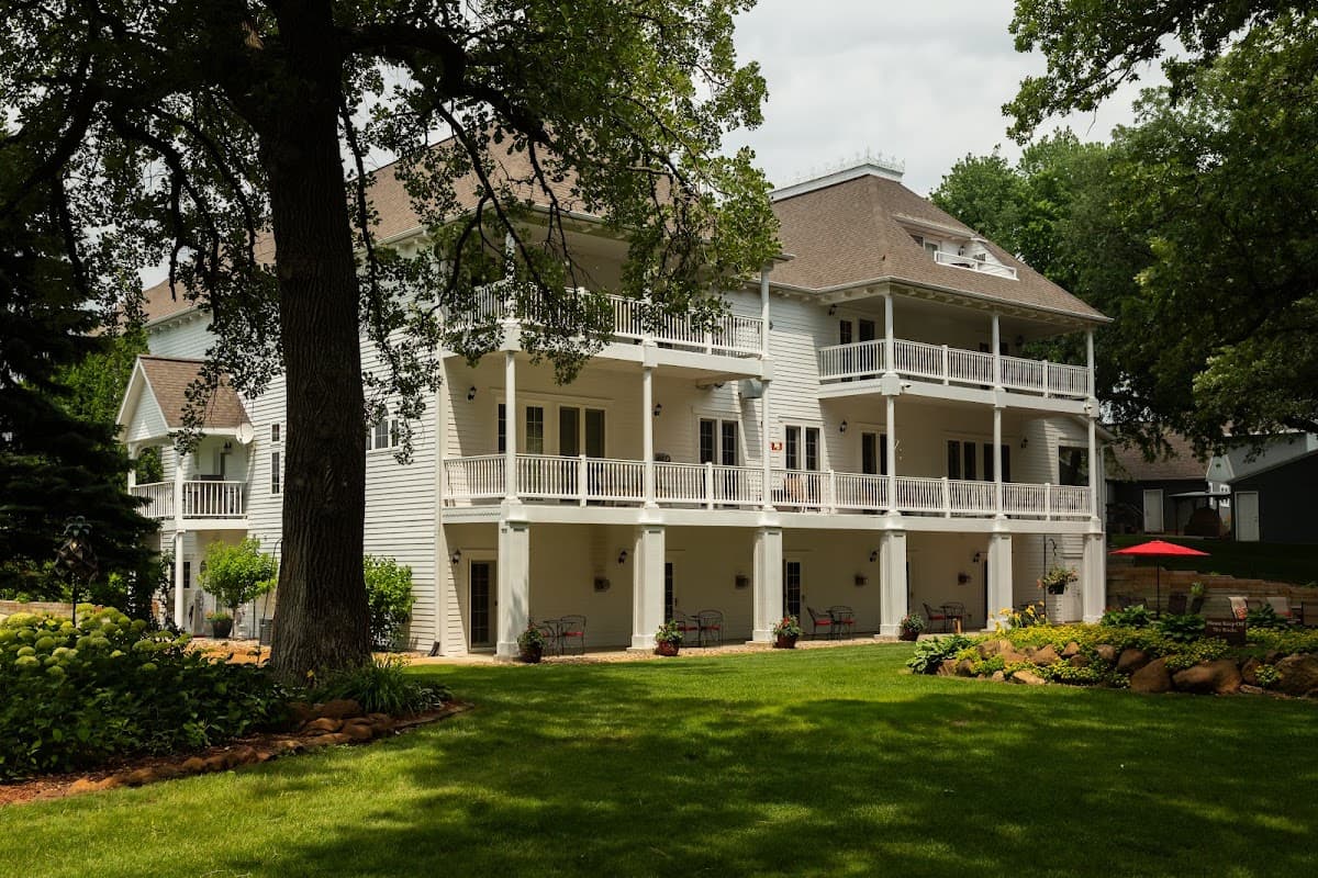 The Oakwood Inn Okoboji, Hotel in Arnolds Park