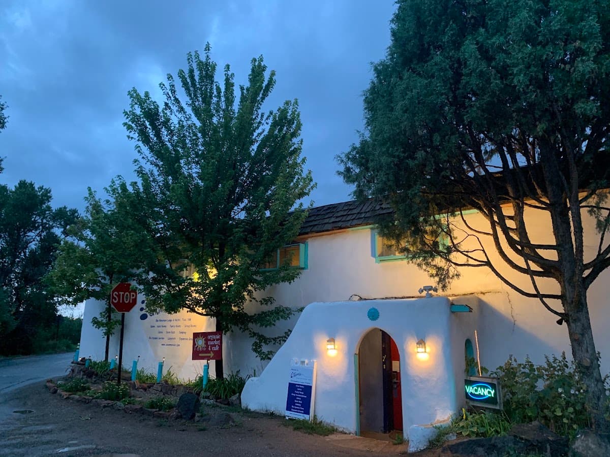 SnowMansion Taos Adventure Lodge & Hostel, Hotel in Arroyo Seco