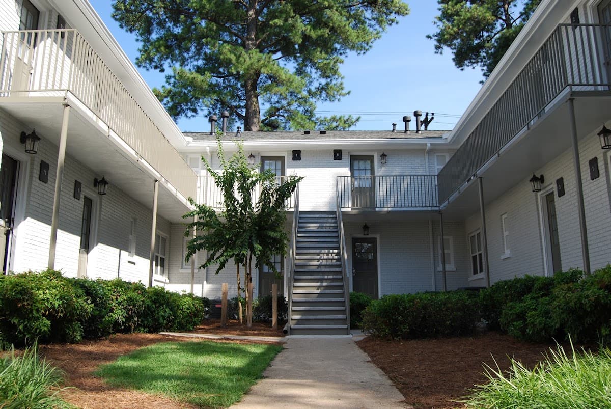 Brookwood Courtyard Furnished Short-Term Condominiums / Corporate Apartments / Vacation Rentals, Hotel in Atlanta