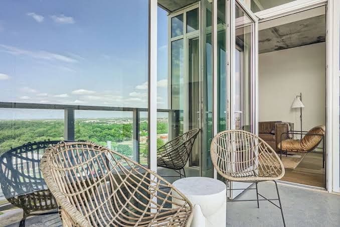 Luxurious Rainey Street condo with private lake-view balcony - rooftop pool and gym, sleeps 6!, Hotel in Austin